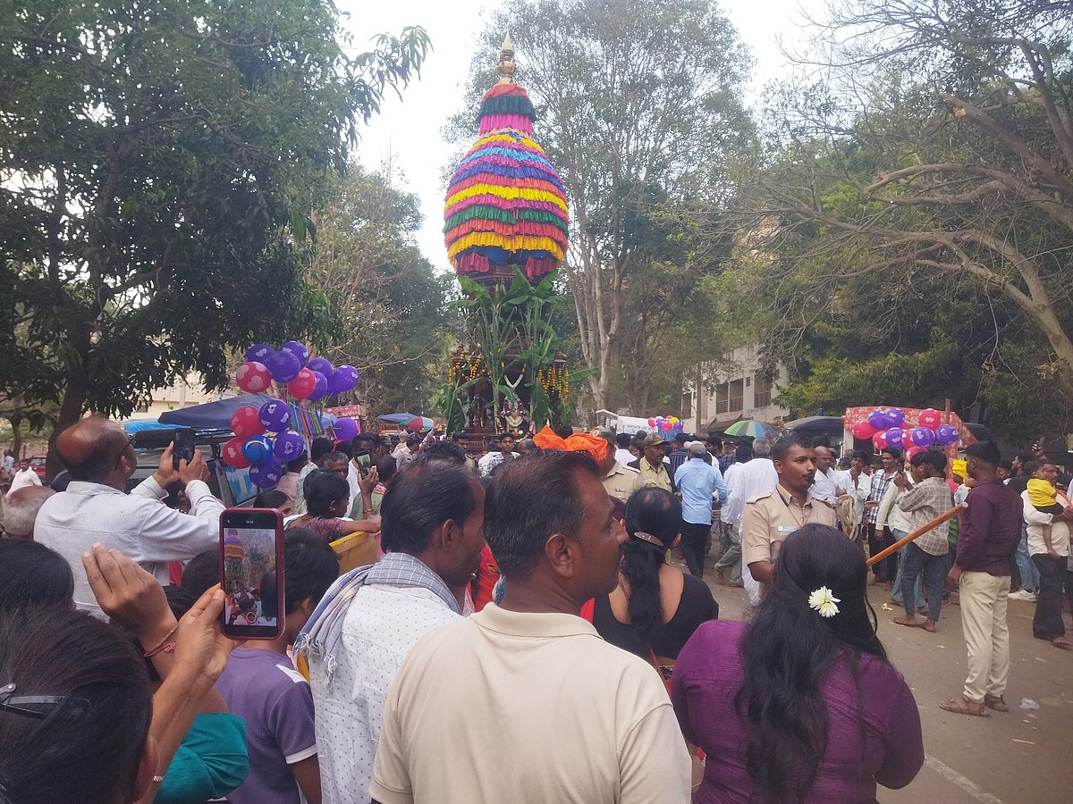 ಬೈಲಹೊಂಗಲ | ಸೊಗಲ ಸೋಮೇಶ್ವರ ಭವ್ಯ ರಥೋತ್ಸವ