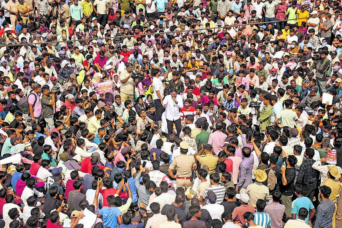 ಧಾರವಾಡ | ನೇಮಕಾತಿಗಾಗಿ ಭುಗಿಲೆದ್ದ ಆಕ್ರೋಶ: ಉದ್ಯೋಗಾಕಾಂಕ್ಷಿಗಳಿಂದ ಪ್ರತಿಭಟನೆ