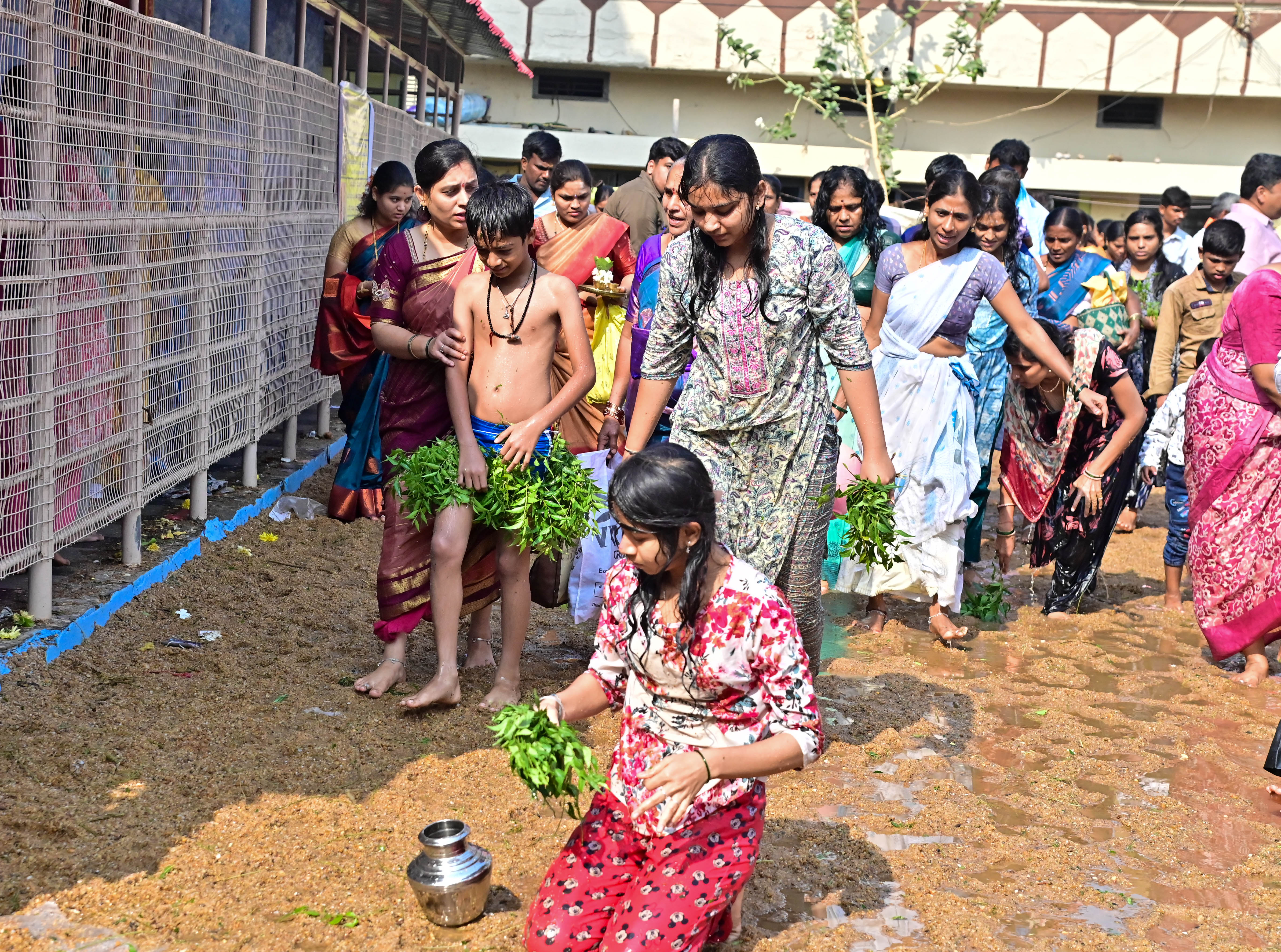 ದಾವಣಗೆರೆಯ ದುರ್ಗಾಂಬಿಕಾ ದೇವಿ ಜಾತ್ರೆ ಅಂಗವಾಗಿ ದೇವಸ್ಥಾನದ ಆವರಣದ ಸುತ್ತ ದೀಡ್ ನಮಸ್ಕಾರ ಹಾಕಿದ ಭಕ್ತರು –ಪ್ರಜಾವಾಣಿ ಚಿತ್ರ/ ಸತೀಶ್ ಬಡಿಗೇರ