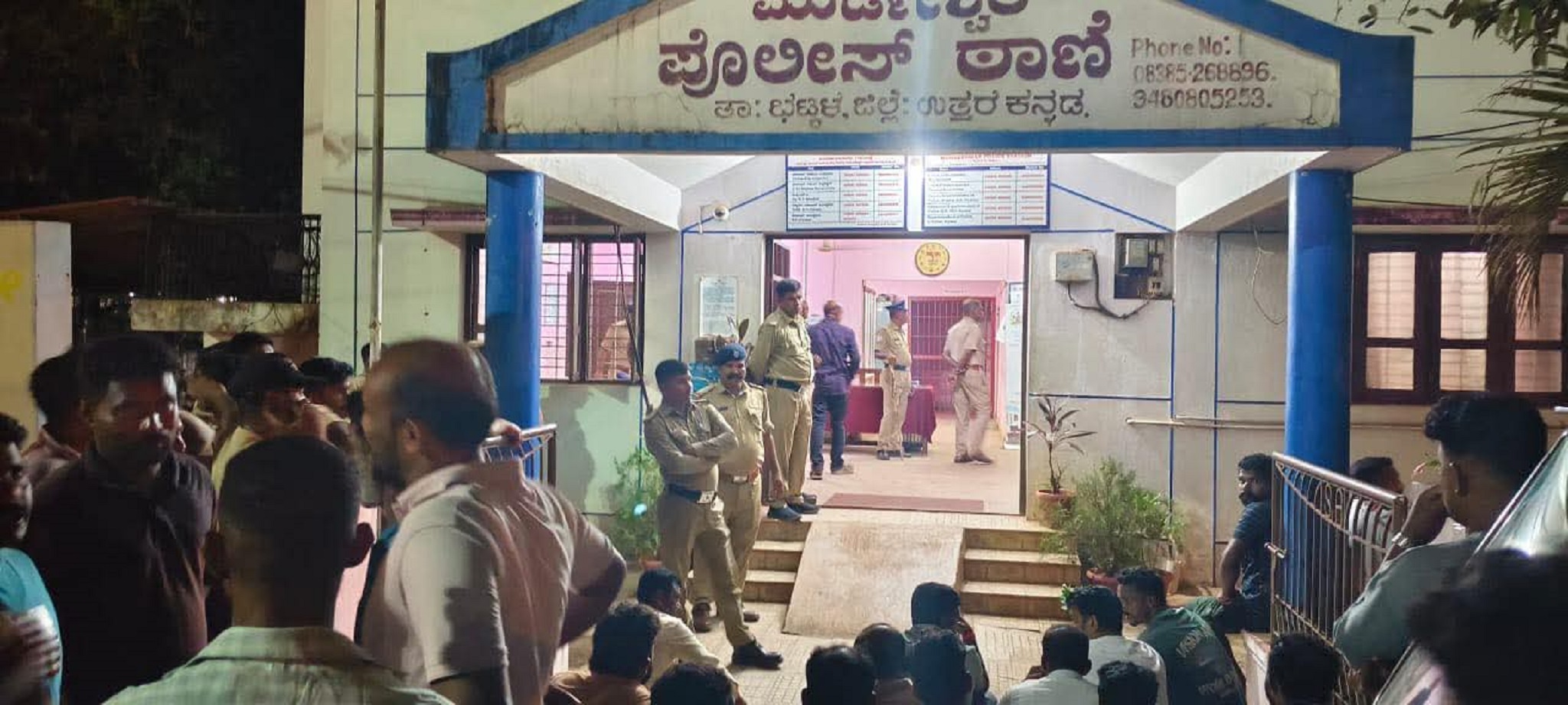 ಮುರುಡೇಶ್ವದಲ್ಲಿ ಹಿಂದೂ ಮನೆಗಳ ಮೇಲೆ ಕಲ್ಲು ತೂರಾಟ ಮಾಡಿದ ಮುಸ್ಲಿಂ ಬಾಲಕರನ್ನು ಬಂಧಿಸುವಂತೆ ಹಿಂದೂ ಜಾಗರಣಾ ವೇದಿಕೆಯವರು ಮುರುಡೇಶ್ವರ ಪೊಲೀಸ್‌ ಠಾಣೆ ಎದುರು ಪ್ರತಿಭಟನೆ ನಡೆಸಿದರು