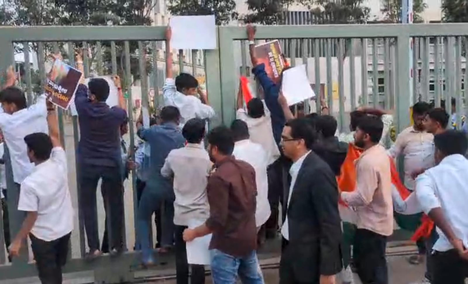 ವಿಶ್ವವಿದ್ಯಾಲಯದ ಒಳಗೆ ನುಗ್ಗಲು ಪ್ರಯತ್ನಿಸಿದ ಎಬಿವಿಪಿ ಕಾರ್ಯಕರ್ತರು