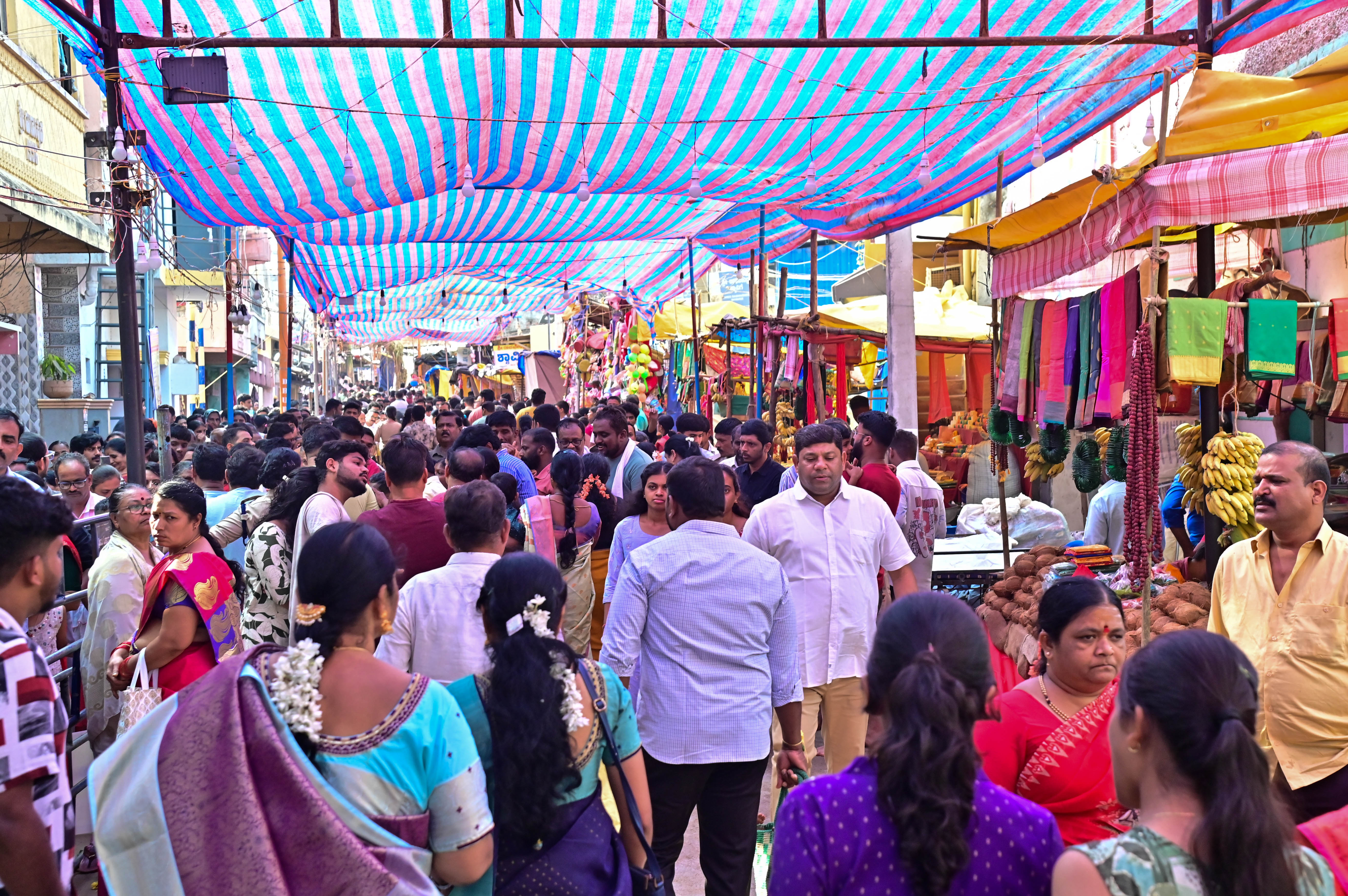 ದಾವಣಗೆರೆಯ ದುರ್ಗಾಂಬಿಕಾ ದೇವಿ ಜಾತ್ರೆ ಅಂಗವಾಗಿ ಎಸ್‌ಕೆಪಿ ರಸ್ತೆಯಲ್ಲಿ ಕಂಡು ಬಂದ ಜನದಟ್ಟಣೆ –ಪ್ರಜಾವಾಣಿ ಚಿತ್ರ/ ಸತೀಶ್ ಬಡಿಗೇರ