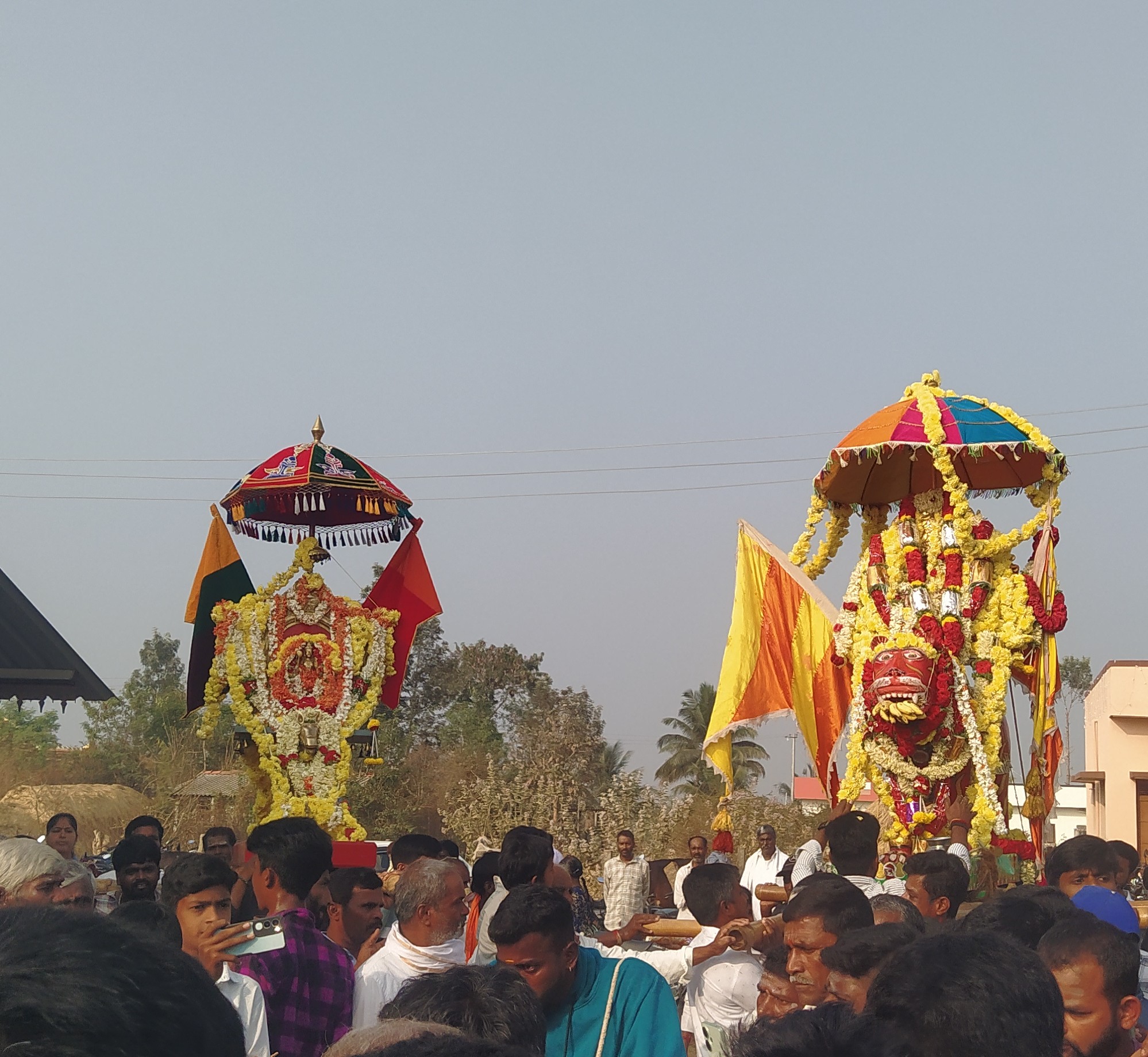 ಧರ್ಮಾಪುರದಲ್ಲಿ ಮಂಗಳವಾರ ನಡೆದ ಈಶ್ವರ ಮಾದೇಶ್ವರ ಸ್ವಾಮಿಯ ಕೊಂಡೋತ್ಸವದಲ್ಲಿ ಮಾದೇಶ್ವರ ಸ್ವಾಮಿ ಬೈರವೇಶ್ವರ ಸ್ವಾಮಿಯ ಹುಲಿ ವಾಹನಗಳನ್ನು ಮೆರವಣಿಗೆ ಮಾಡಲಾಯಿತು.