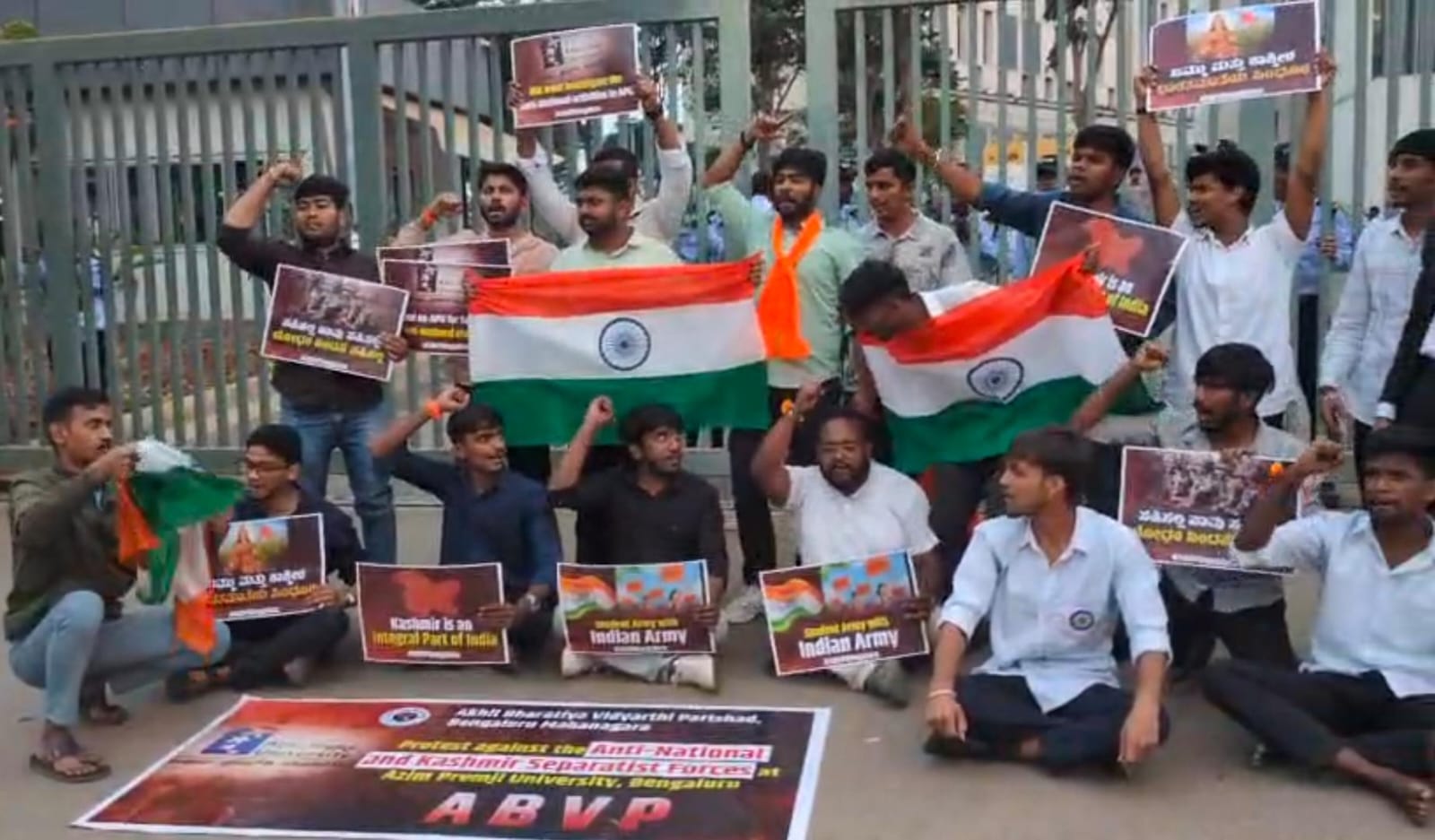 ದೇಶ ವಿರೋಧಿ ಚಟುವಟಿಕೆಗಳು ನಡೆಯುತ್ತಿವೆ ಎಂದು ಆರೋಪಿಸಿ ಎಬಿವಿಪಿ ಕಾರ್ಯಕರ್ತರು ಪ್ರತಿಭಟನೆ ನಡೆಸಿದರು