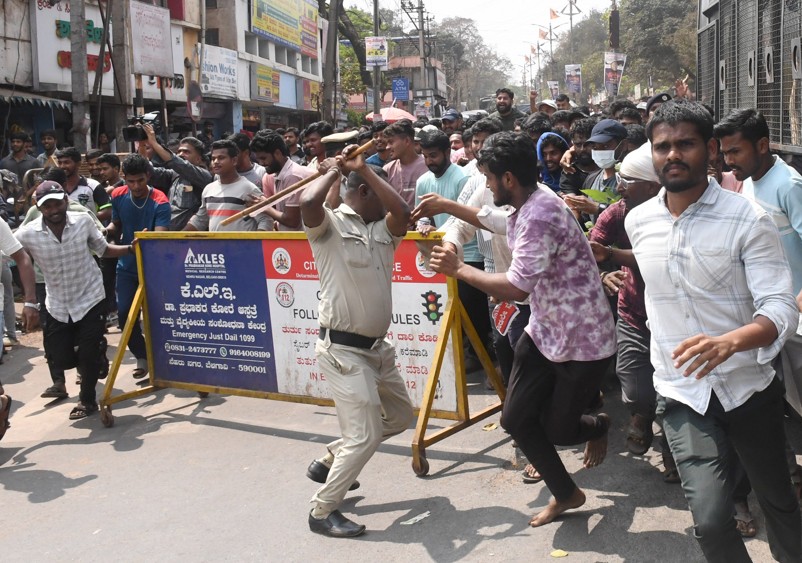  ಜುಬಿಲಿ ವೃತ್ತದ ಕಡೆಗೆ ನುಗ್ಗಲು ಮುಂದಾದ ಪ್ರತಿಭಟನಾಕಾರರತ್ತ ಪೊಲೀಸರು ಲಾಠಿ ಬೀಸಿದರು ಪ್ರಜಾವಾಣಿ ಚಿತ್ರ