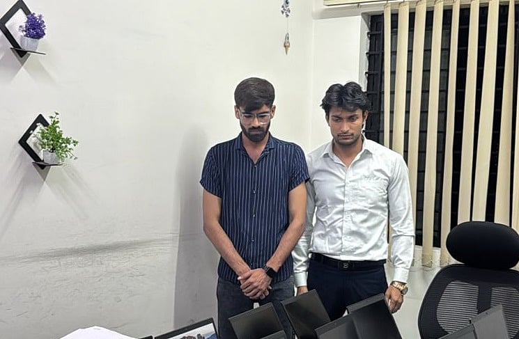 ಬೃಹತ್‌ ವಂಚನೆ ಜಾಲ ಪತ್ತೆ: 31 ಲ್ಯಾಪ್‌ಟಾಪ್, 13 ಮೊಬೈಲ್ ಫೋನ್‌, 16 ಸಿಮ್ ಜಪ್ತಿ