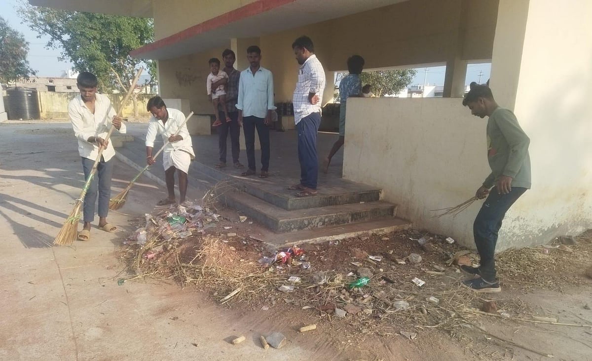 ಕುಕನೂರು | ಬಸ್ ನಿಲ್ದಾಣ ಸ್ವಚ್ಛಗೊಳಿಸಿದ ಯುವಕರ ಪಡೆ 