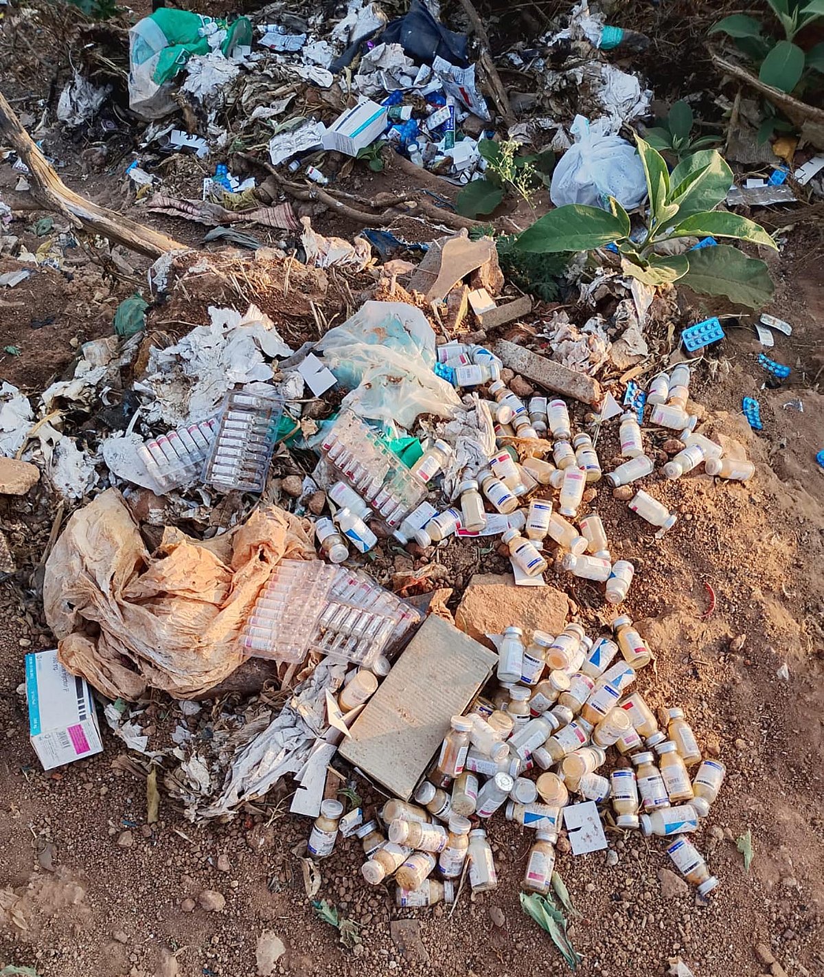 ಗೌಡನ ಕೆರೆ ಅಂಗಳದಲ್ಲಿ ಆಸ್ಪತ್ರೆ ತ್ಯಾಜ್ಯ 