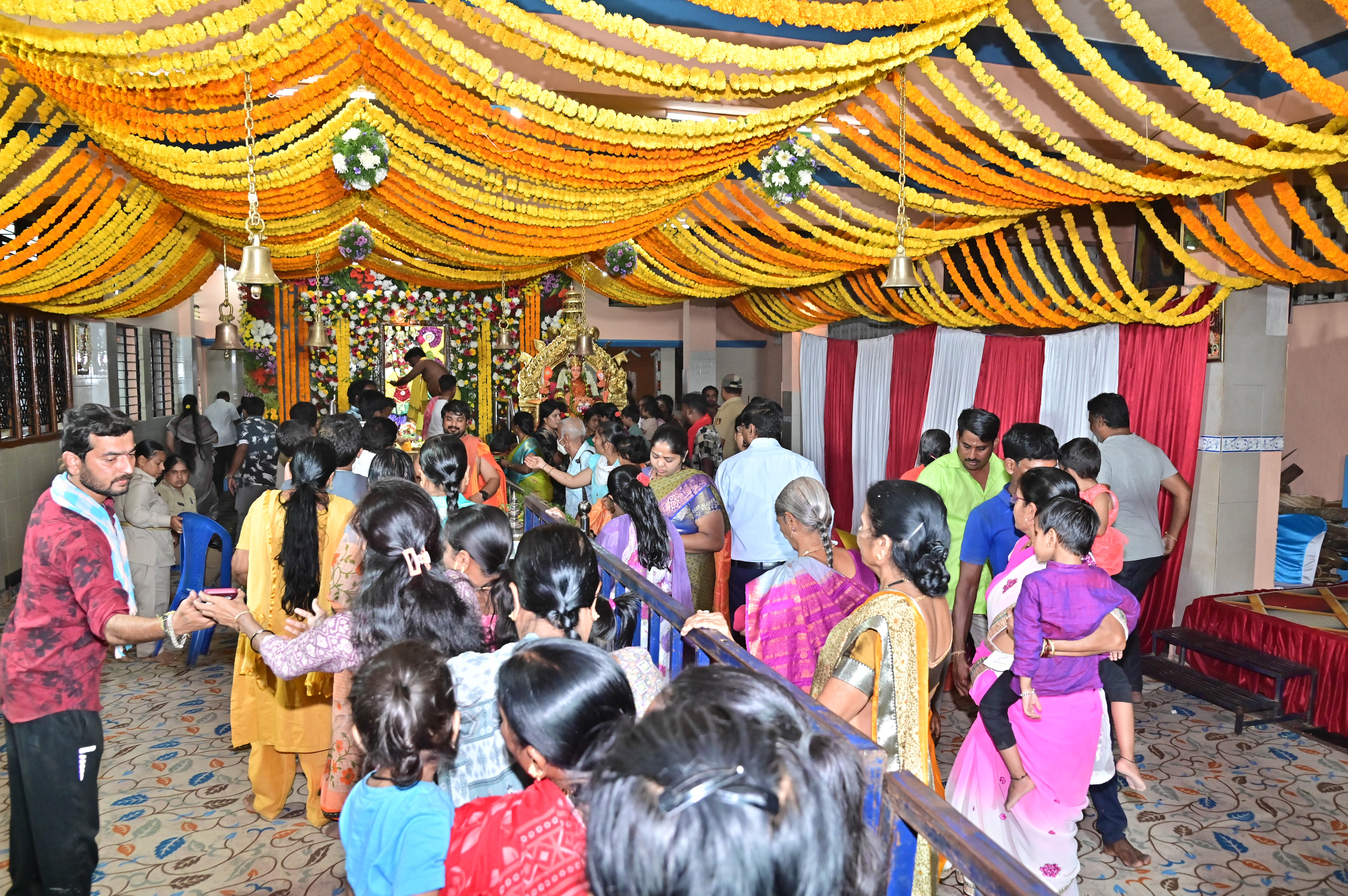 ದಾವಣಗೆರೆಯ ಚೌಡೇಶ್ವರಿ ದೇವಿ ಜಾತ್ರೆ ಅಂಗವಾಗಿ ದೇವಸ್ಥಾನವನ್ನು ಹೂವಿನಿಂದ ಅಲಂಕರಿಸಿರುವುದು –ಪ್ರಜಾವಾಣಿ ಚಿತ್ರ/ ಸತೀಶ್ ಬಡಿಗೇರ