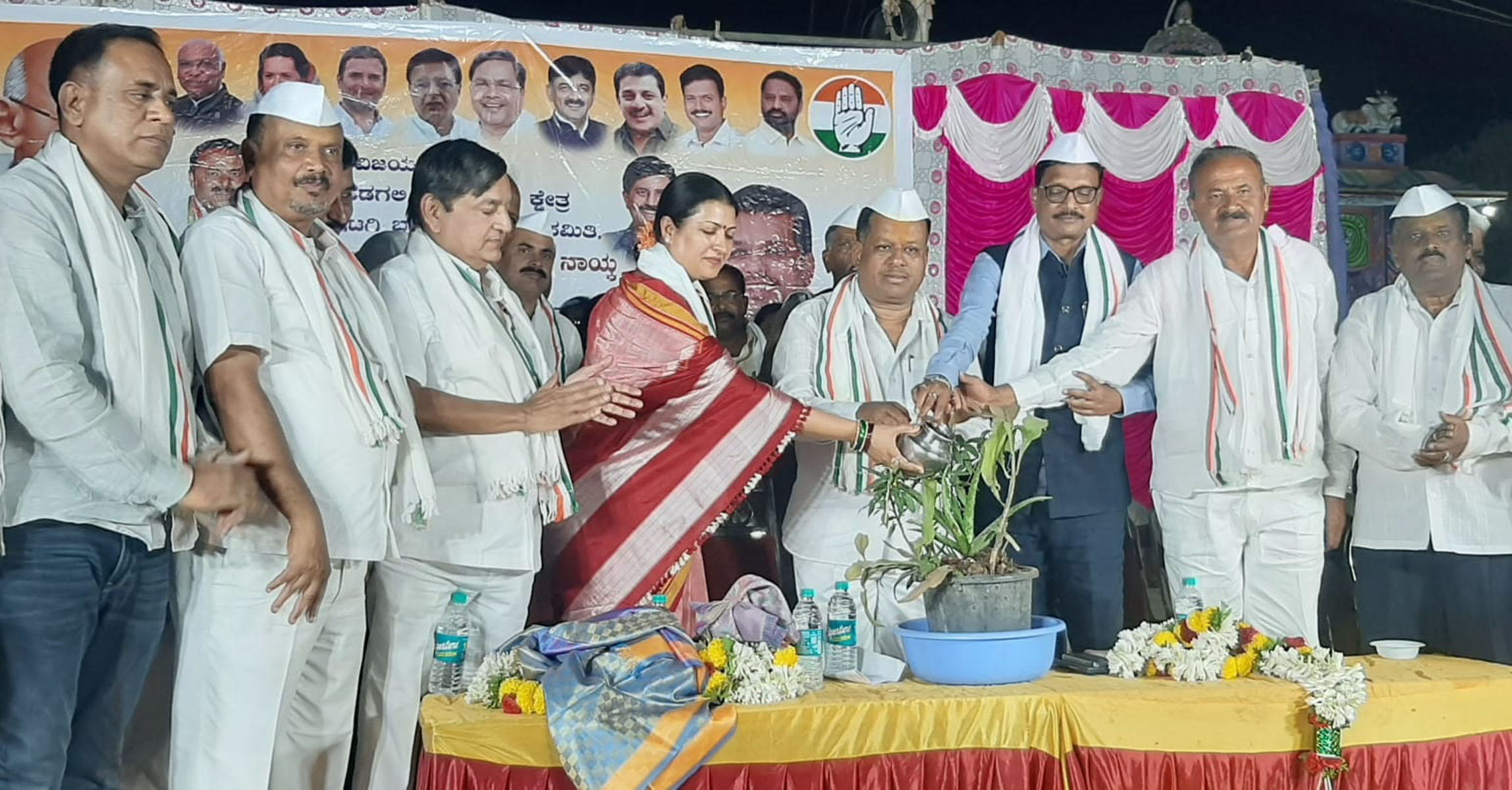 ಹೂವಿನಹಡಗಲಿ ತಾಲ್ಲೂಕು ಹೊಳಲು ಗ್ರಾಮದಲ್ಲಿ ‘ಮನರೇಗಾ ಉಳಿಸಿ’ ಪಾದಯಾತ್ರೆಯ ಬಹಿರಂಗ ಸಭೆಯನ್ನು ಸಂಸದರಾದ ಡಾ. ಪ್ರಭಾ ಮಲ್ಲಿಕಾರ್ಜುನ ಇ. ತುಕಾರಾಂ ಉದ್ಘಾಟಿಸಿದರು.