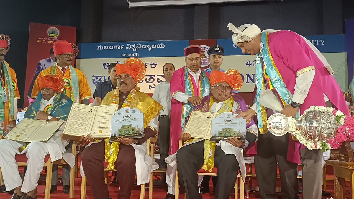 ಗುಲಬರ್ಗಾ ವಿವಿ 43ನೇ ಘಟಿಕೋತ್ಸವ: ಮೂವರು ಸಾಧಕರಿಗೆ ಗೌರವ ಡಾಕ್ಟರೇಟ್ ಪ್ರದಾನ
