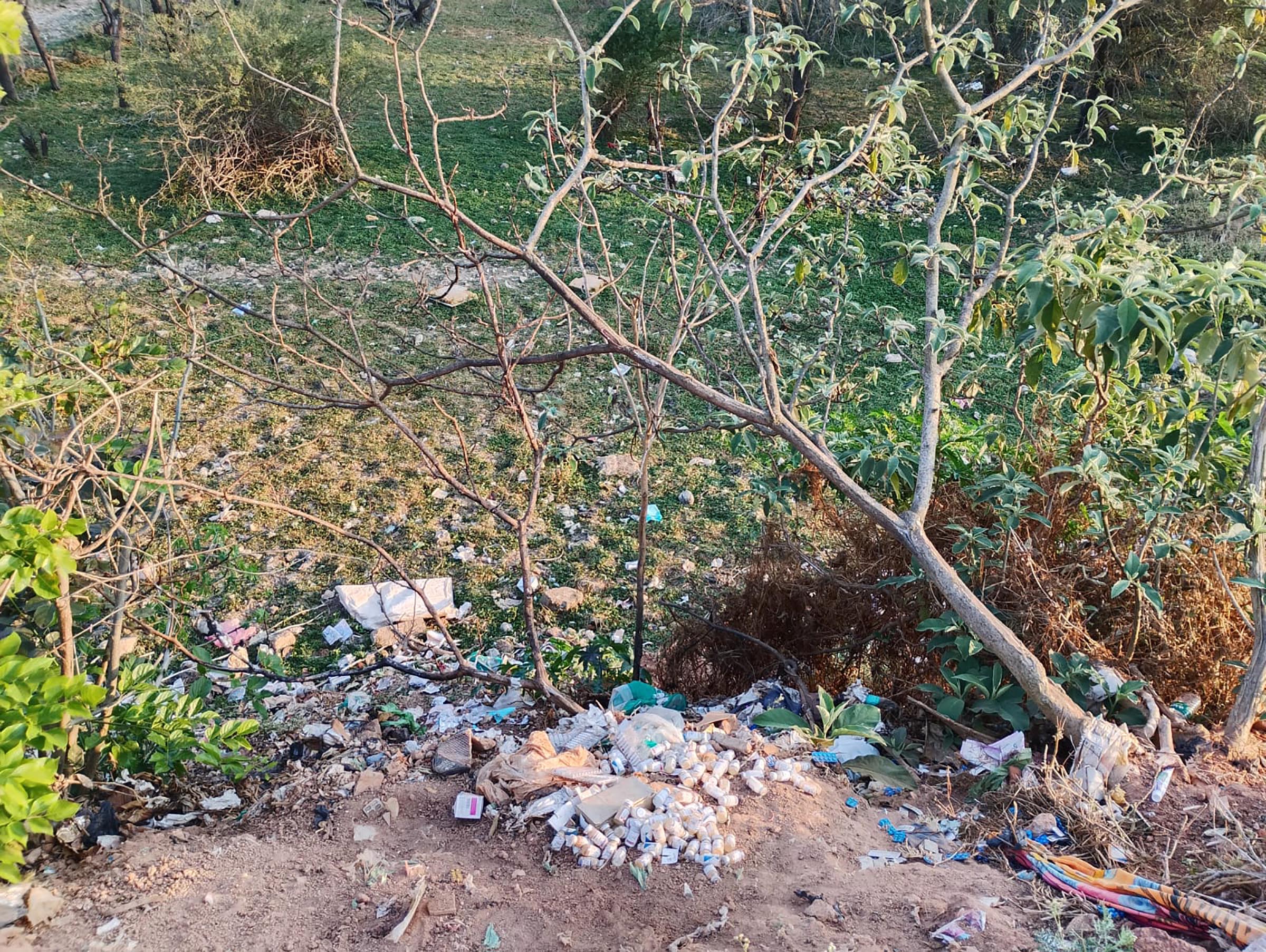 ಶಿಡ್ಲಘಟ್ಟದ ಗೌಡನ ಕೆರೆಯಲ್ಲಿ ಸುರಿದಿರುವ ಆಸ್ಪತ್ರೆ(ಜೈವಿಕ) ತ್ಯಾಜ್ಯ