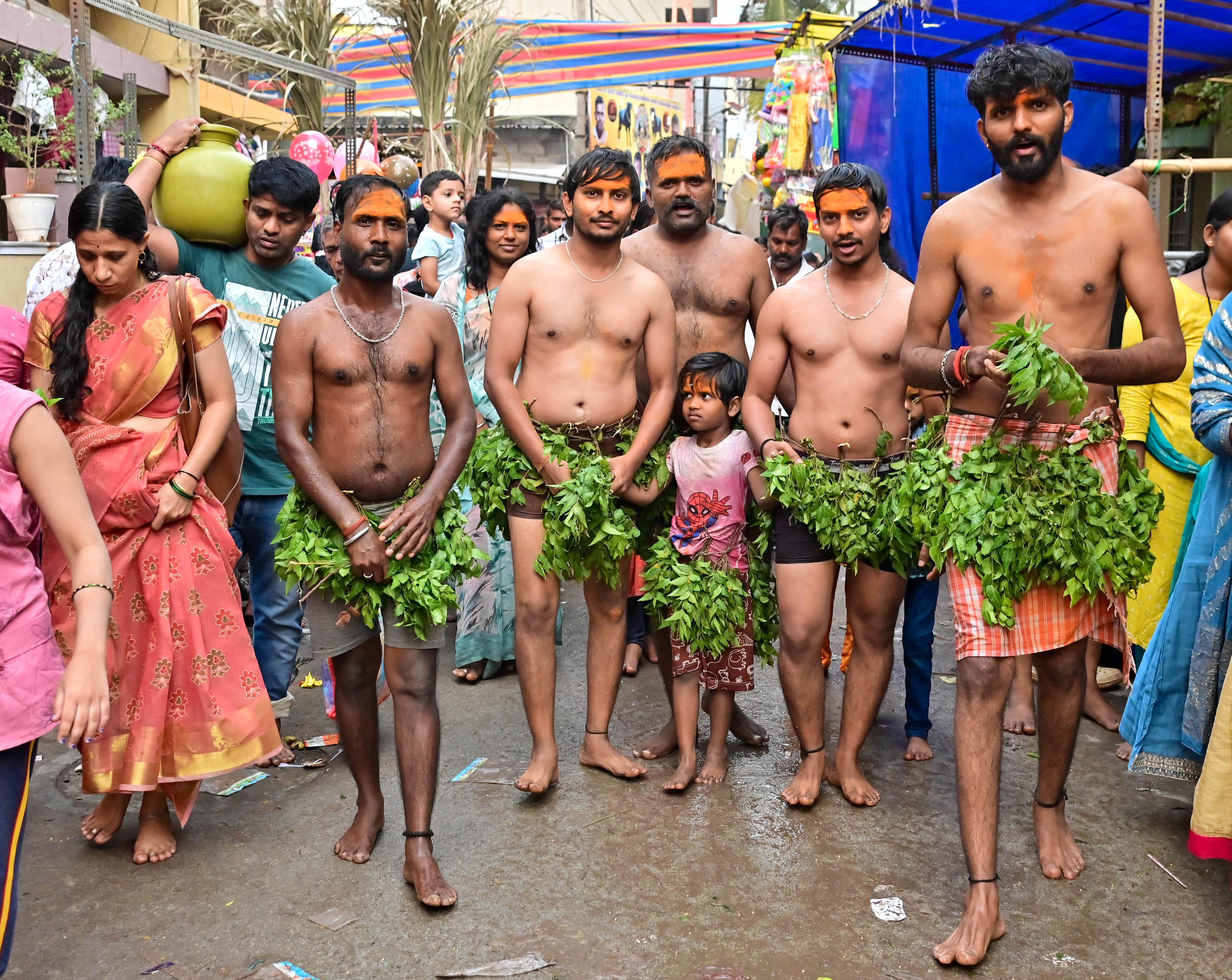 ಜಾತ್ರೆ ಅಂಗವಾಗಿ ಬೇವಿನ ಉಡುಗೆಯಲ್ಲಿ ಹರಕೆ ತೀರಿಸಿದ ಭಕ್ತರು