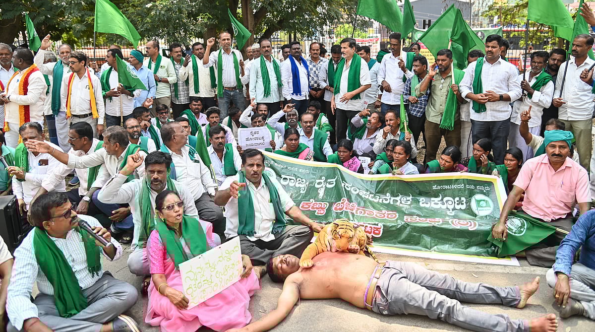 ಬಂಡೀಪುರದಲ್ಲಿ ಸಫಾರಿ ಸ್ಥಗಿತಕ್ಕೆ ಆಗ್ರಹ: ಅನಿರ್ಧಿಷ್ಟಾವಧಿ ಧರಣಿ ಆರಂಭ