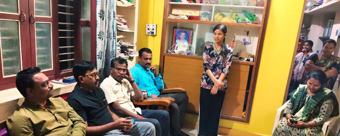 ಜಮಖಂಡಿ: ರಾತ್ರಿ ವಿದ್ಯಾರ್ಥಿಗಳ ಮನೆಗೆ ಬೇಟಿ ಬಿಇಓ ಅಶೋಕ ಬಸಣ್ಣವರ ಹಾಗೂ ಶಿಕ್ಷಕರು ನೀಡಿ ಪರಿಶೀಲನೆ ವಿದ್ಯಾರ್ಥಿಗಳ ಓದುವದನ್ನು ಮಾಡುತ್ತಿರುವದು.