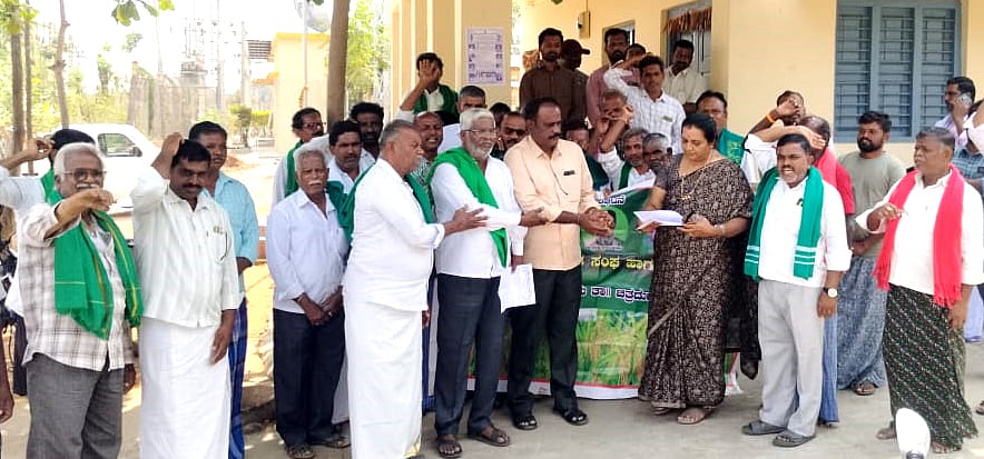 ಮೊಳಕಾಲ್ಮುರು: ವೋಲ್ಟೇಜ್‌ ಸಮಸ್ಯೆ ಪರಿಹರಿಸಲು ಆಗ್ರಹ