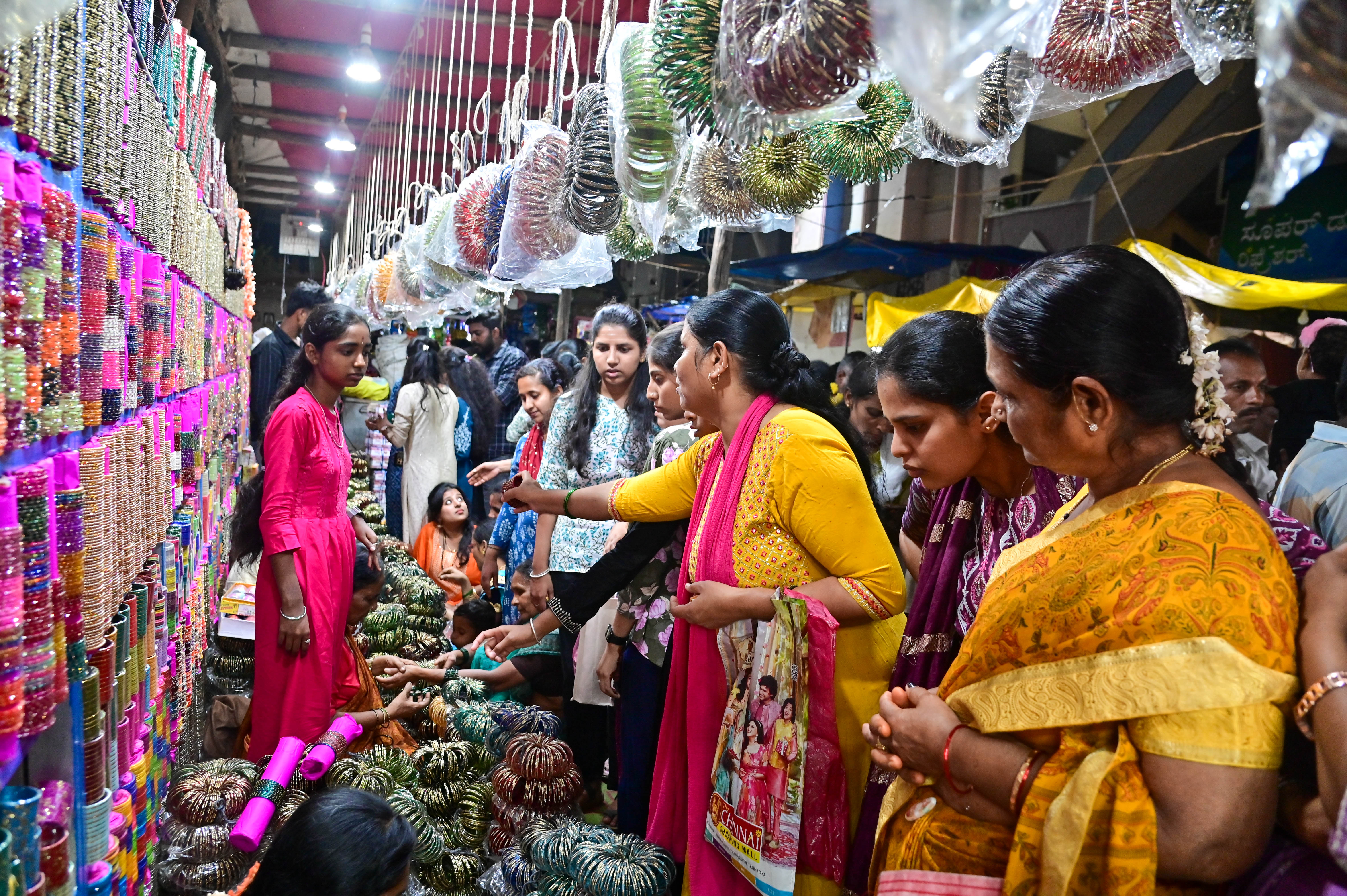 ದುರ್ಗಾಂಬಿಕಾ ದೇವಿ ಜಾತ್ರೆಯಲ್ಲಿ ಬಳೆ ಖರೀದಿಸಿದ ಮಹಿಳೆಯರು