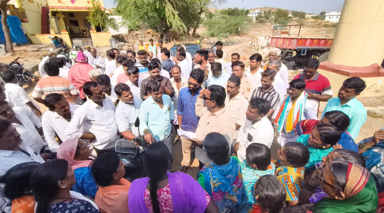 ಕವಿತಾಳ 10ನೇ ವಾರ್ಡಿಗೆ ಬುಧವಾರ ಭೇಟಿ ನೀಡಿದ ಹೋರಾಟಗಾರ ಆರ್.‌ ಮಾನಸಯ್ಯ ಅವರಿಗೆ ಶೌಚಾಲಯ ಸಮಸ್ಯೆ ಕುರಿತು ಮಹಿಳೆಯರು ಮಾಹಿತಿ ನೀಡಿದರು.