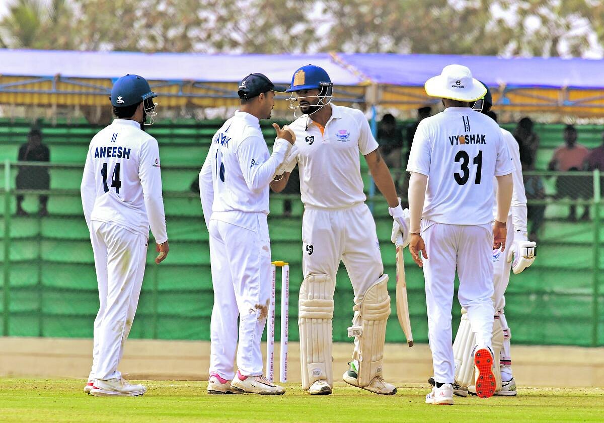 ರಣಜಿ ಫೈನಲ್‌ಗೆ ಕಾವೇರಿಸಿದ ಡೋಗ್ರಾ ಡಿಚ್ಚಿ: ಕರ್ನಾಟಕದ ಮುಂದೆ ಕಠಿಣ ಹಾದಿ