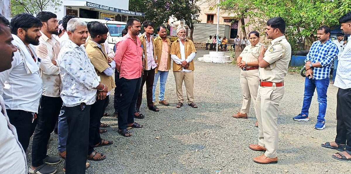 ಆಟೊ ಚಾಲಕರು ಸಂಚಾರಿ ನಿಯಮ ಕಟ್ಟುನಿಟ್ಟಾಗಿ ಪಾಲಿಸಬೇಕು: ಶ್ರೀಕಾಂತ ಅಲ್ಲಾಪೂರ