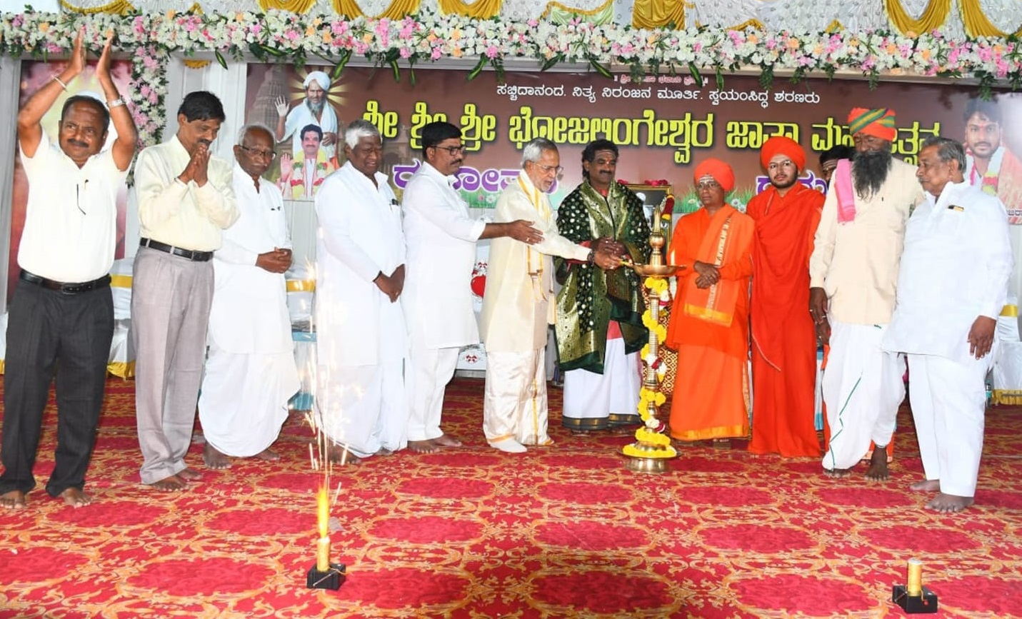 ಸೂಗೂರು ಭೋಜಲಿಂಗೇಶ್ವರ ರಥೋತ್ಸವ ಅಂಗವಾಗಿ ನಡೆದ ಧರ್ಮಸಭೆಯನ್ನು ಗಣ್ಯರು ಉದ್ಘಾಟಿಸಿದರು. ಯಾದಗಿರಿ ಶಾಸಕ ಚನ್ನಾರಡ್ಡಿ ಪಾಟೀಲ ತುನ್ನೂರ ಹಾಗೂ ಸ್ವಾಮೀಜಿಗಳು ಇದ್ದಾರೆ