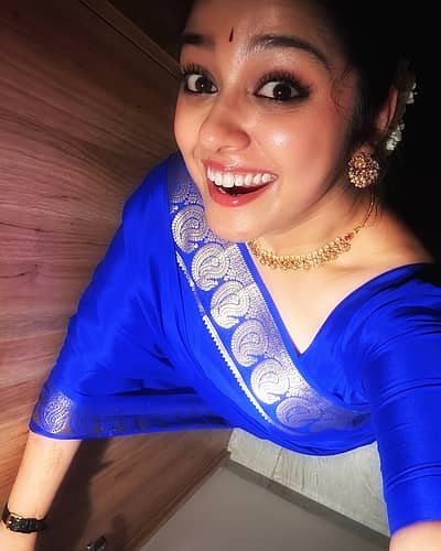 ‘ಶಾರದಾಂಬೆಯ ಕೃಪೆಯಿಂದ ಗಾಜಿನ ಬಳೆಯಷ್ಟೇ ಅಲ್ಲ, ಉಡೋದಕ್ಕೆ ಅಂಬೆ ಸೀರೆ ಸಿಕ್ಕಿರುವುದಕ್ಕೆ ಖುಷಿ ಇದೆ' ಎಂದು ಅಂಕಿತಾ ಅವರು ಸಂತಸ ವ್ಯಕ್ತಪಡಿಸಿದ್ದಾರೆ. 