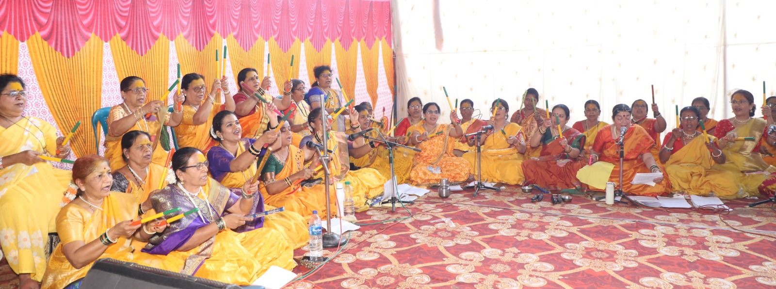 ನಿಪ್ಪಾಣಿ ಸಮೀಪದ ಮೇತಕೆ ಗ್ರಾಮದಲ್ಲಿ ನಡೆಯುತ್ತಿರುವ ಸಂತ ಬಾಳುಮಾಮಾ ಮತ್ತು ಸಂತ ಹಾಲಸಿದ್ಧನಾಥ ದೇವರ ಭಂಡಾರ ಉತ್ಸವದಲ್ಲಿ ಝನೆ ಮಂಡಳಿಯ ಸದಸ್ಯೆಯರು ಭಜನೆ ಸಾದರಪಡಿಸಿದರು