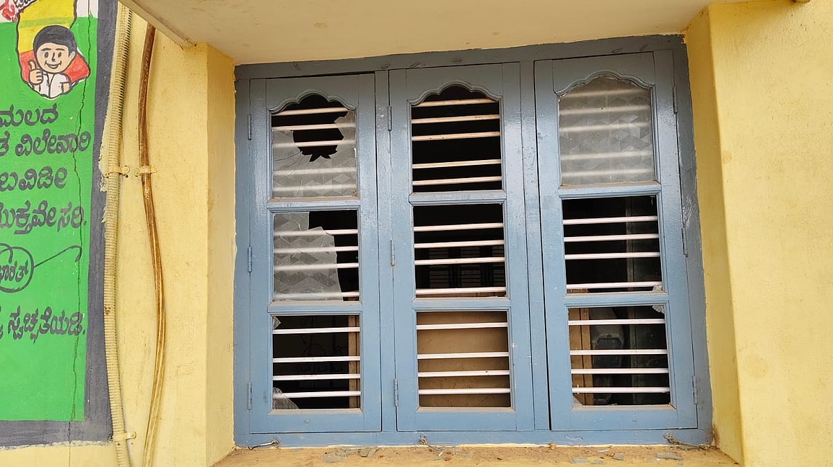 ದೇವನಹಳ್ಳಿ: ಕುಡಿದ ಮತ್ತಿನಲ್ಲಿ ಕೋರಮಂಗಲ ಗ್ರಾಮ ಪಂಚಾಯಿತಿ ಕಟ್ಟಡದ ಕಿಟಕಿ ಒಡೆದರು