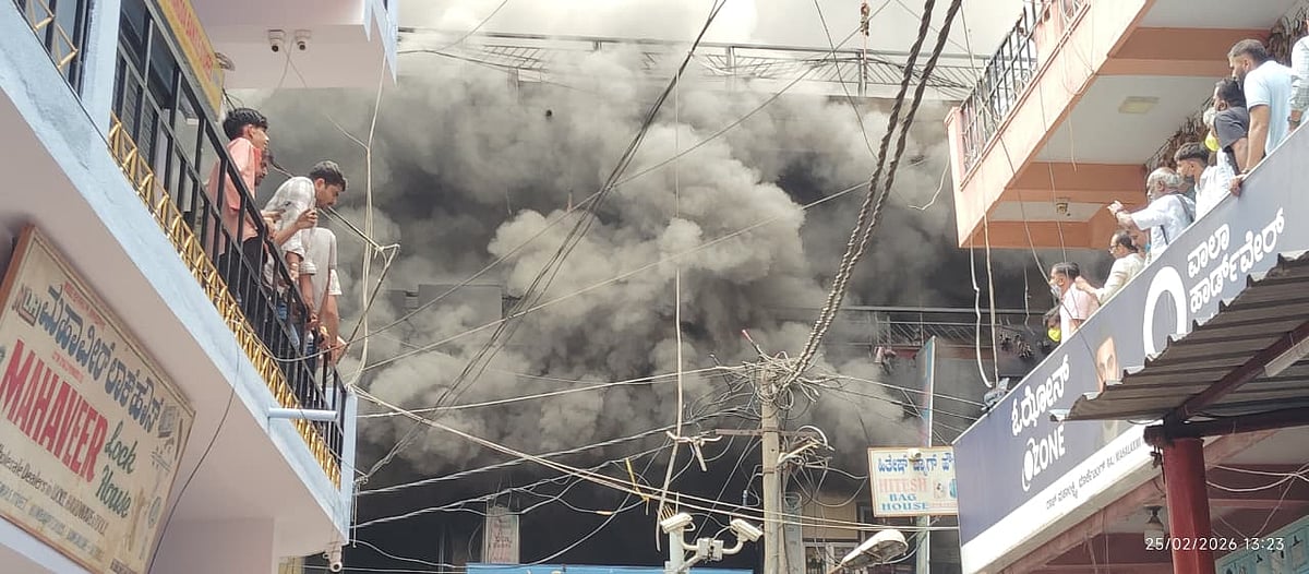 ಚಿಕ್ಕಪೇಟೆ ಮೆಟ್ರೊ ನಿಲ್ದಾಣದ ಬಳಿಯ ಫ್ಯಾನ್ಸಿ ಸ್ಟೋರ್‌ನಲ್ಲಿ ಭಾರಿ ಅಗ್ನಿ ಅವಘಡ