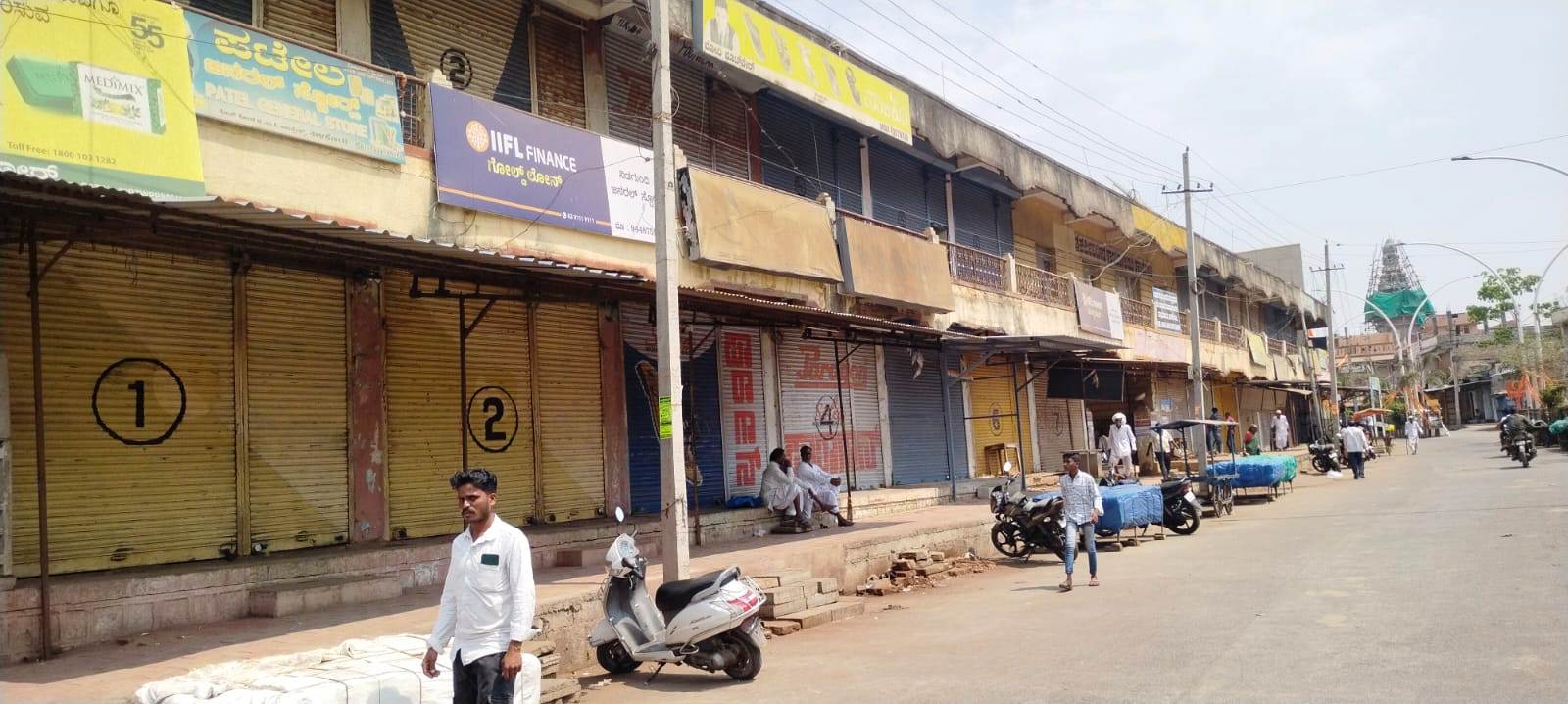 ಪ್ರಜಾಸೌಧ ಕಟ್ಟಡ ನಿರ್ಮಾಣಕ್ಕೆ ಗುರುತಿಸಲಾದ ಸ್ಥಳವನ್ನು ವಿರೋಧಿಸಿ ತಾಳಿಕೋಟೆ ತಾಲ್ಲೂಕು ಹೋರಾಟ ಸಮಿತಿ ವತಿಯಿಂದ ನೀಡಲಾಗಿದ್ದ ತಾಳಿಕೋಟೆ ಬಂದ್ ಕರೆಗೆ ಸ್ಪಂದಿಸಿ ಅಂಗಡಿ ಮಾಲೀಕರು ಸ್ವಯಂಪ್ರೇರಿತವಾಗಿ ಬಂದ್ ಮಾಡಿದ್ದರಿಂದ ರಸ್ತೆಗಳು ಬಿಕೋ ಎನ್ನುತ್ತಿದ್ದವು