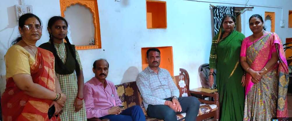 ಜಮಖಂಡಿ: ರಾತ್ರಿ ವಿದ್ಯಾರ್ಥಿಗಳ ಮನೆಗೆ ಬೇಟಿ ಬಿಇಓ ಅಶೋಕ ಬಸಣ್ಣವರ ಹಾಗೂ ಶಿಕ್ಷಕರು ನೀಡಿ ಪರಿಶೀಲನೆ ವಿದ್ಯಾರ್ಥಿಗಳ ಓದುವದನ್ನು ಮಾಡುತ್ತಿರುವದು.