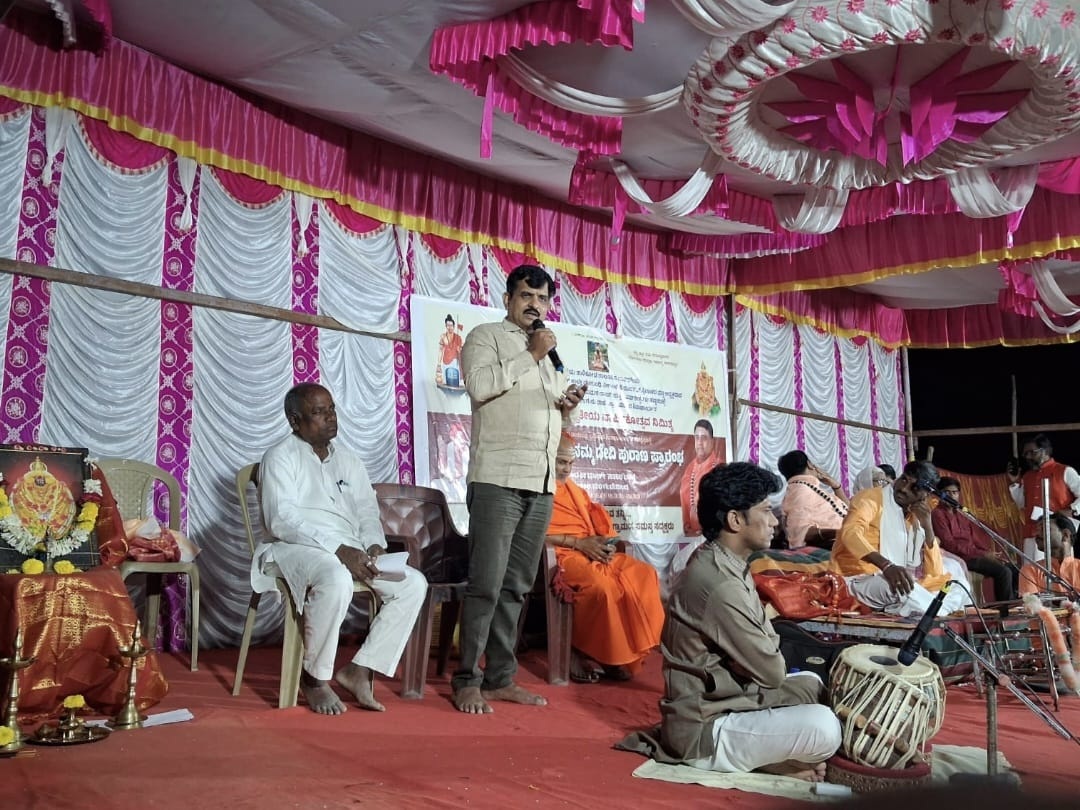 ತಾಳಿಕೋಟೆ ತಾಲ್ಲೂಕಿನ ನಾವದಗಿ ಗ್ರಾಮ ಬ್ರಹನ್ಮಠದ ರಾಜಗುರು ರಾಜೇಂದ್ರ ಒಡೆಯರ್ ಶಿವಾಚಾರ್ಯಸ್ವಾಮೀಜಿಯ ಗುರು ಪಟ್ಟಾಧಿಕಾರದ ದ್ವಿತೀಯ ವಾರ್ಷಿಕೋತ್ಸವದಂಗವಾಗಿ ನಡೆದ ಮುತ್ತೈದೆಯರಿಗೆ ಉಡಿತುಂಬುವ ಕಾರ್ಯಕ್ರಮದಲ್ಲಿ ಖ್ಯಾತ ನೇತ್ರ ತಜ್ಞ ವಿಜಯಪುರ ಅನುಗ್ರಹ ಕಣ್ಣಿನ ಆಸ್ಪತ್ರೆ ಮುಖ್ಯಸ್ಥ ಡಾ.ಪ್ರಭುಗೌಡ ಲಿಂಗದಳ್ಳಿ ಅವರು ಮಂಗಳವಾರ ಮಾತನಾಡಿದರು.