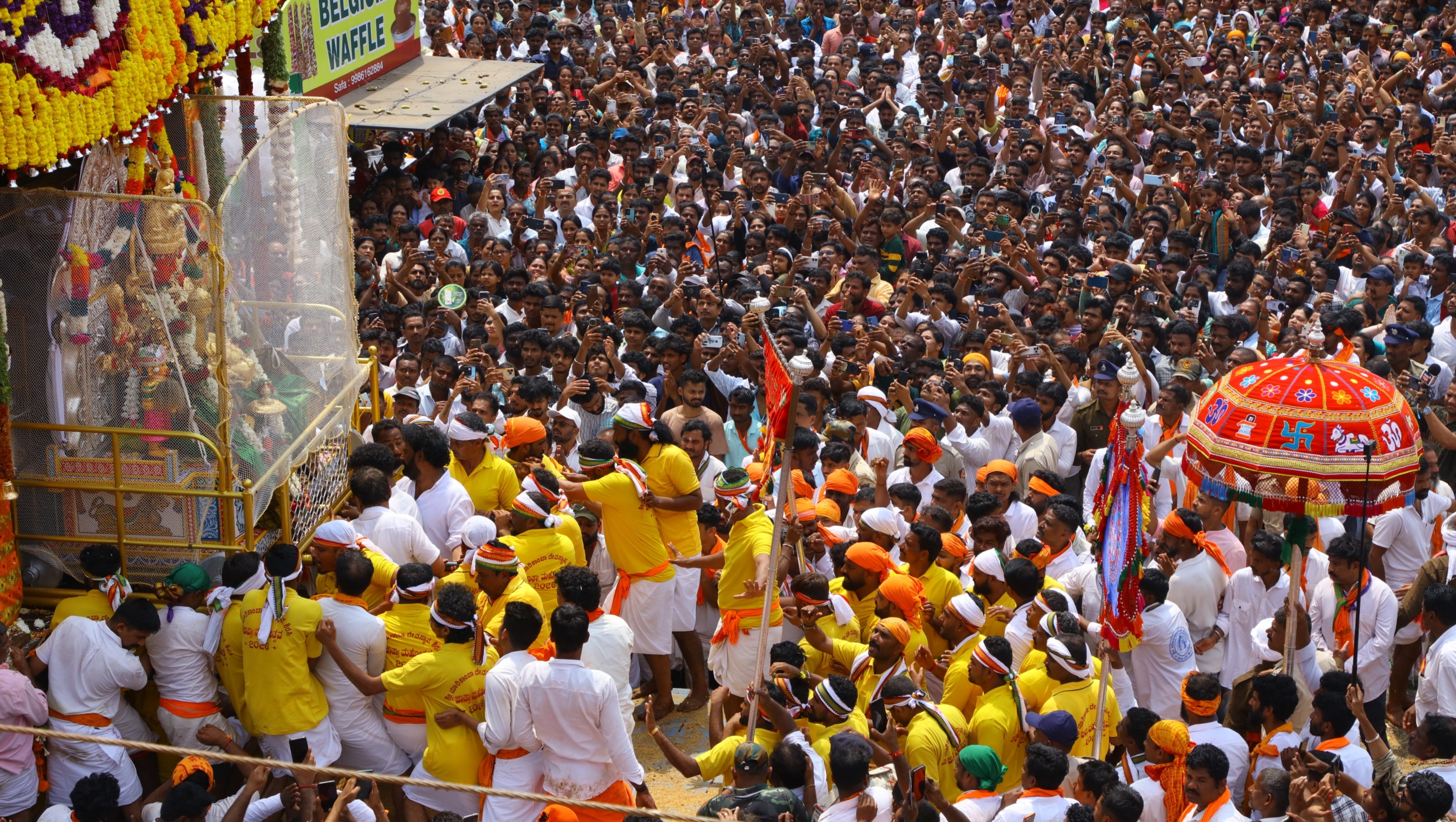 ಭಕ್ತರ ಹೆಗಲೇರಿ ಗದ್ದುಗೆಗೆ ಹೊರಟಿರುವ ಮಾರಿಕಾಂಬಾ ದೇವಿ