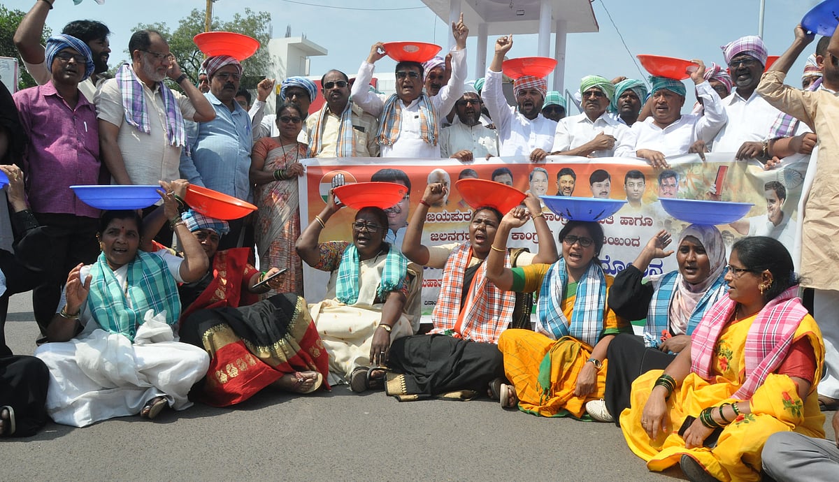 ‘ನರೇಗಾ’ ಮಾರ್ಪಾಡಿಗೆ ಆಕ್ಷೇಪ: ತಲೆ ಮೇಲೆ ಬುಟ್ಟಿ ಹೊತ್ತು ಕಾಂಗ್ರೆಸ್ ಪ್ರತಿಭಟನೆ