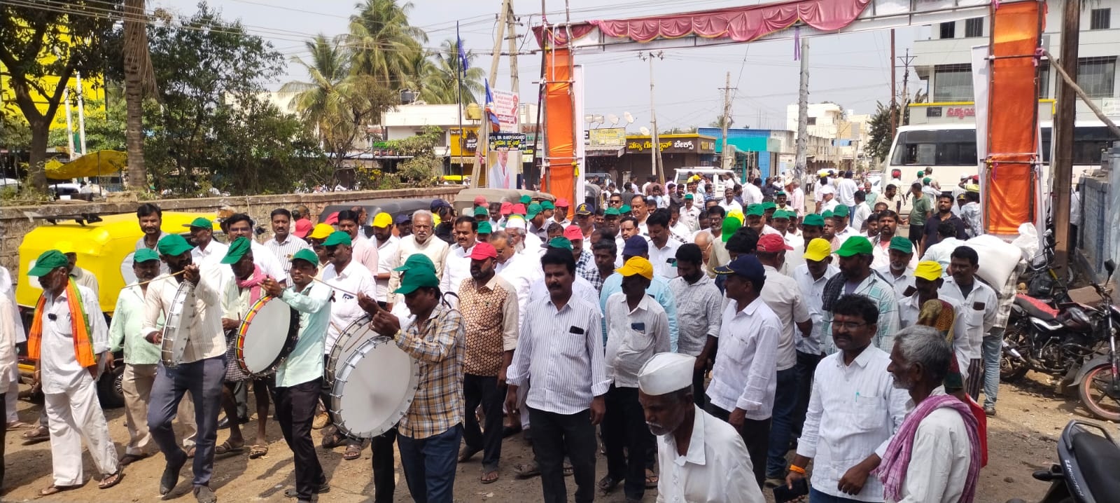 ಪ್ರಜಾಸೌಧ ಕಟ್ಟಡ ನಿರ್ಮಾಣಕ್ಕೆ ಗುರುತಿಸಲಾದ ಸ್ಥಳವನ್ನು ವಿರೋಧಿಸಿ ತಾಳಿಕೋಟೆ ತಾಲ್ಲೂಕು ಹೋರಾಟ ಸಮಿತಿ ವತಿಯಿಂದ ಹೋರಾಟಗಾರರು ಪಟ್ಟಣದ ಪ್ರಮುಖ ಬೀದಿಗಳಲ್ಲಿ ಬುಧವಾರ ಪ್ರತಿಭಟನೆ ನಡೆಸಿದರು