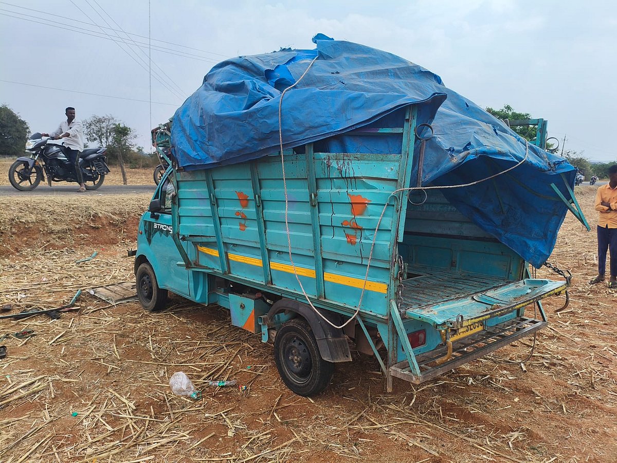 ಕೂಡ್ಲಿಗಿ| ಸರಕು ಸಾಗಣೆ ವಾಹನ ಪಲ್ಟಿ; 39 ಜನರಿಗೆ ಗಾಯ