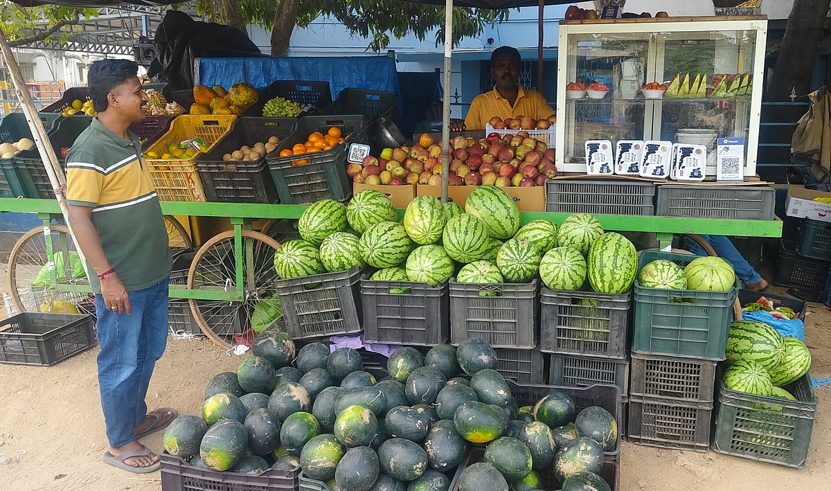 ಕಲ್ಲಂಗಡಿ, ಎಳನೀರಿಗೆ ಬೇಡಿಕೆ: ಬಿಸಿಲ ಬೇಗೆ ತಣಿಸಲು ಹಣ್ಣು, ಜ್ಯೂಸ್‌ ಮೊರೆಹೋದ ಜನ