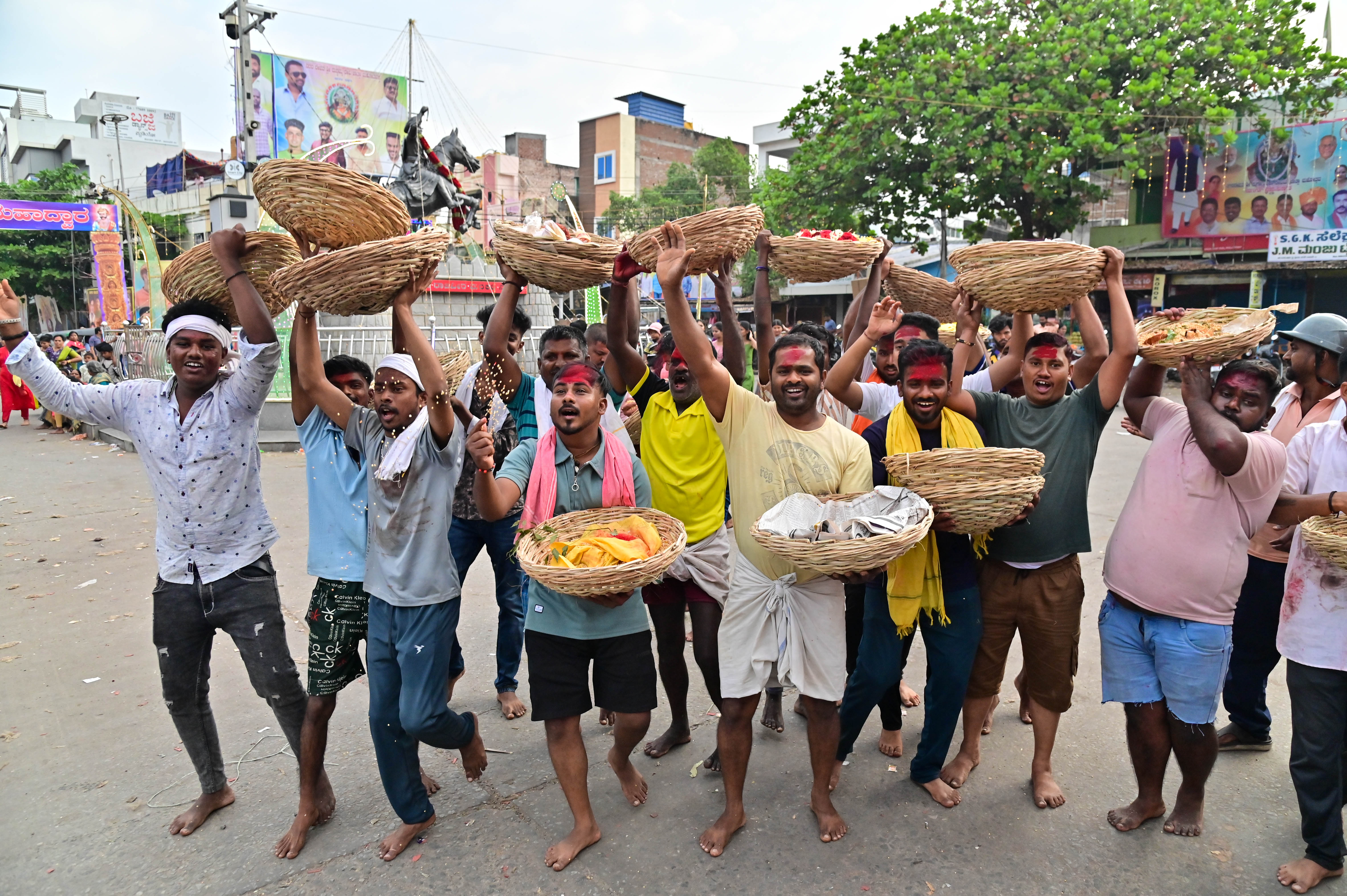 ದುರ್ಗಾಂಬಿಕಾ ದೇವಿ ಜಾತ್ರೆ ಅಂಗವಾಗಿ ಚರಗ ಚೆಲ್ಲಲು ತೆರಳಿದ ಯುವಕರು