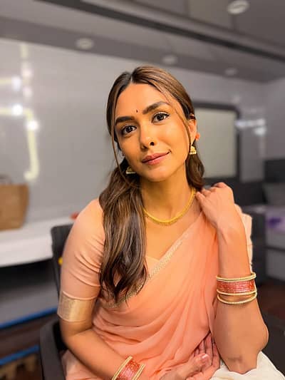 ಪೀಚ್ ಬಣ್ಣದ ಸೀರೆ ಧರಿಸಿ ನಟಿ ಮೃಣಾಲ್ ಠಾಕೂರ್ ಅವರು ಚಿತ್ರಗಳನ್ನು ಕ್ಲಿಕ್ಕಿಸಿಕೊಂಡಿದ್ದಾರೆ. 