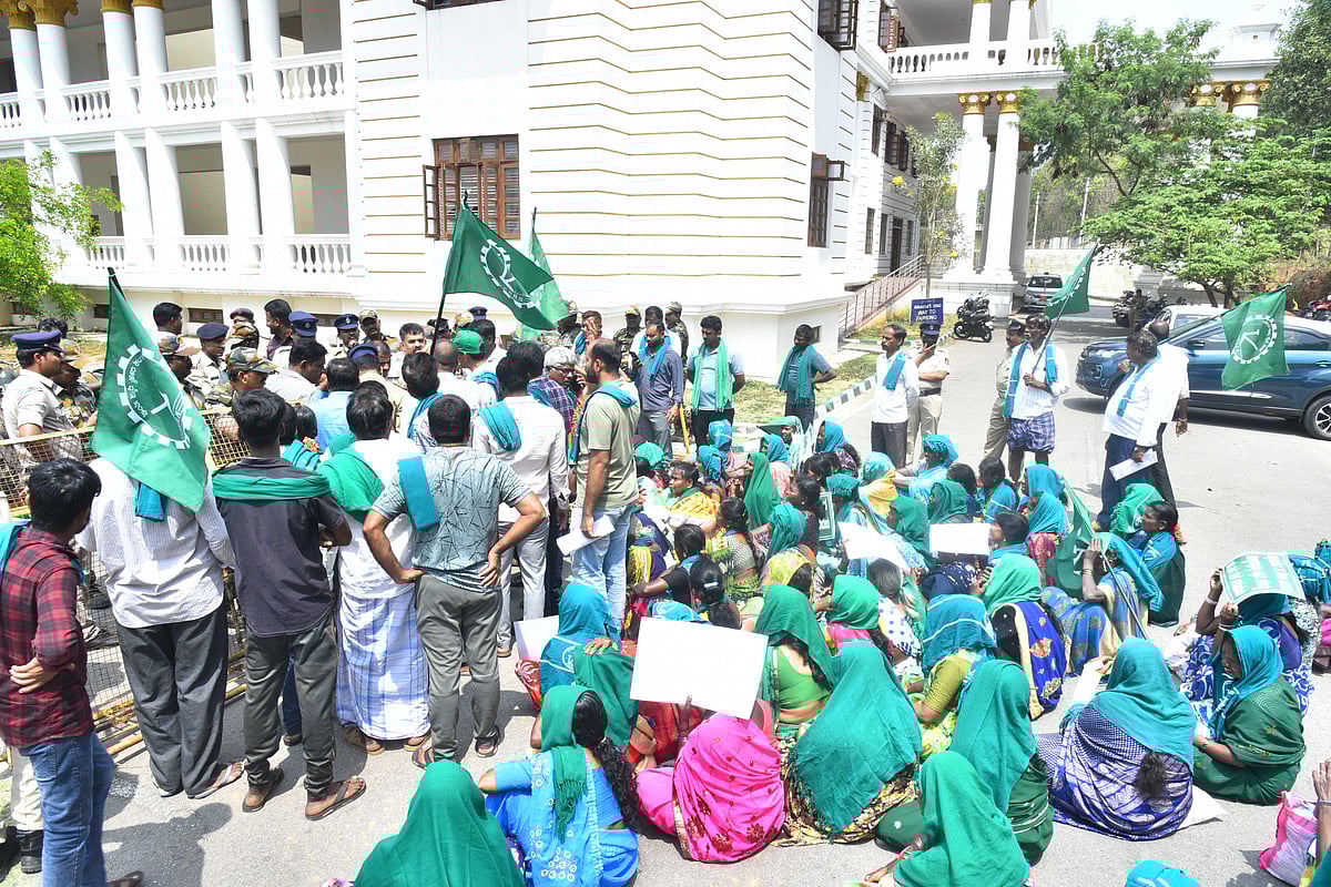 ಮೈಸೂರು | ನೈಜ ಫಲಾನುಭವಿಗಳಿಗೆ ಪರಿಹಾರ ಪಾವತಿಸಿ: ಪ್ರತಿಭಟನೆ 