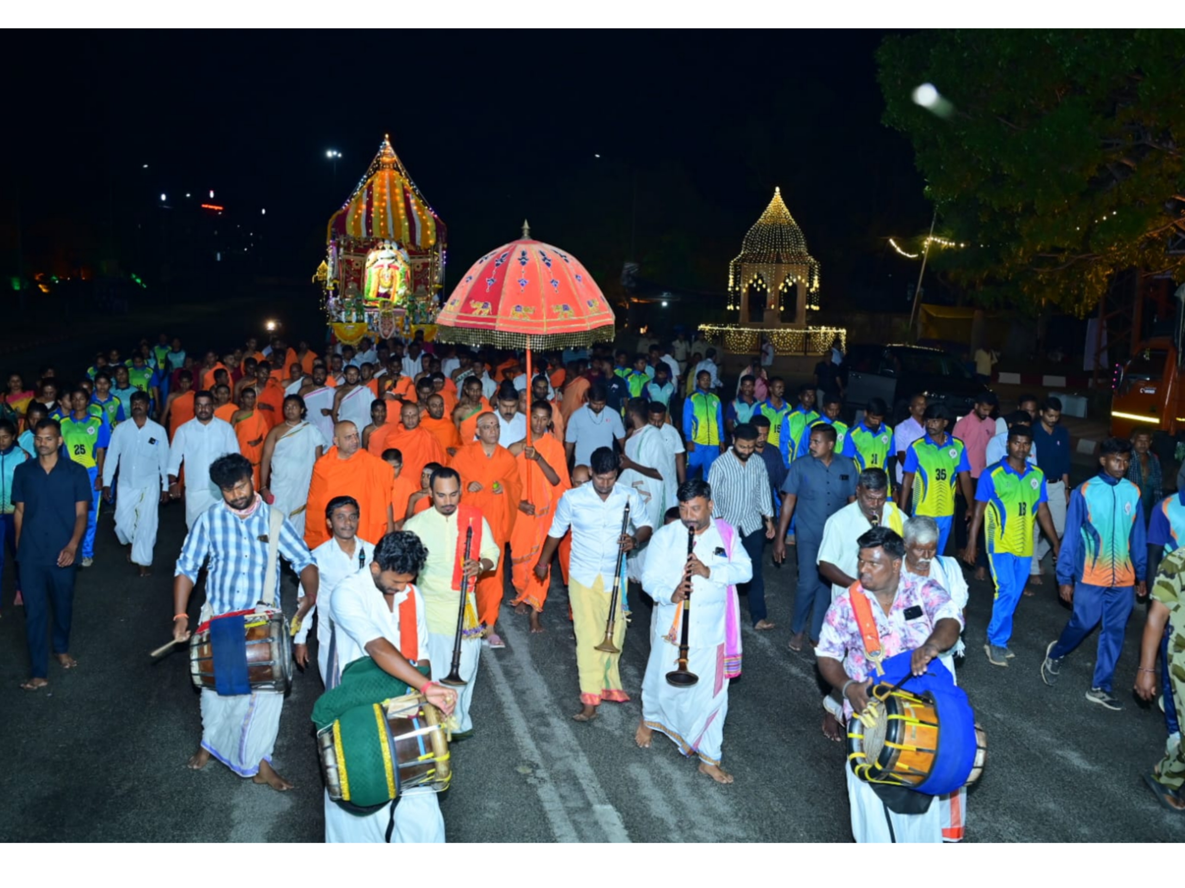 ನಾಗಮಂಗಲ ತಾಲ್ಲೂಕಿನ ಕ್ಷೇತ್ರ ಆದಿಚುಂಚನಗಿರಿ ಜಾತ್ರಾ ಮಹೋತ್ಸವದ ಎರಡನೇ ದಿನ ಮಲ್ಲೇಶ್ವರ ಸ್ವಾಮಿ ರಥೋತ್ಸವ ನಿರ್ಮಲಾನಂದನಾಥ ಸ್ವಾಮೀಜಿ ಹಾಗೂ ಅಪಾರ ಭಕ್ತ ಸಮೂಹದೊಂದಿಗೆ ರಥ ಬೀದಿಯಲ್ಲಿ ಮೆರವಣಿಗೆ ಹೊರಟ ದೃಶ್ಯ