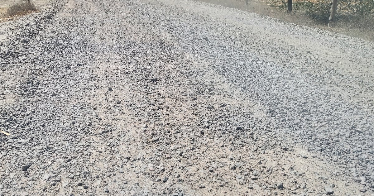 ಕಂಪ್ಲಿ ಕ್ರಾಸ್–ಅಳವಂಡಿ ರಸ್ತೆ ಕಾಮಗಾರಿ ಆಮೆಗತಿಯಲ್ಲಿ: ಇದು ಸವಾರರ ನಿತ್ಯದ ಗೋಳು