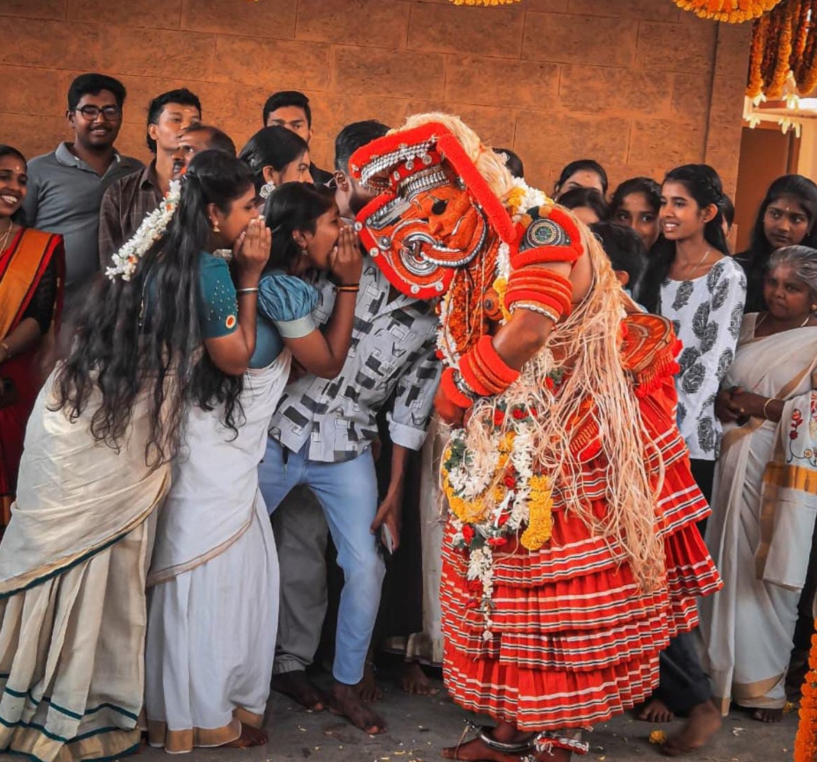 ಸಿದ್ದಾಪುರದ ನೆಲ್ಲಿಹುದಿಕೇರಿ ಮುತ್ತಪ್ಪ ದೇವಾಲಯದ ವಾರ್ಷಿಕೋತ್ಸವದಲ್ಲಿ ಭಗವತಿಯ ತೆರೆ ನಡೆಯಿತು