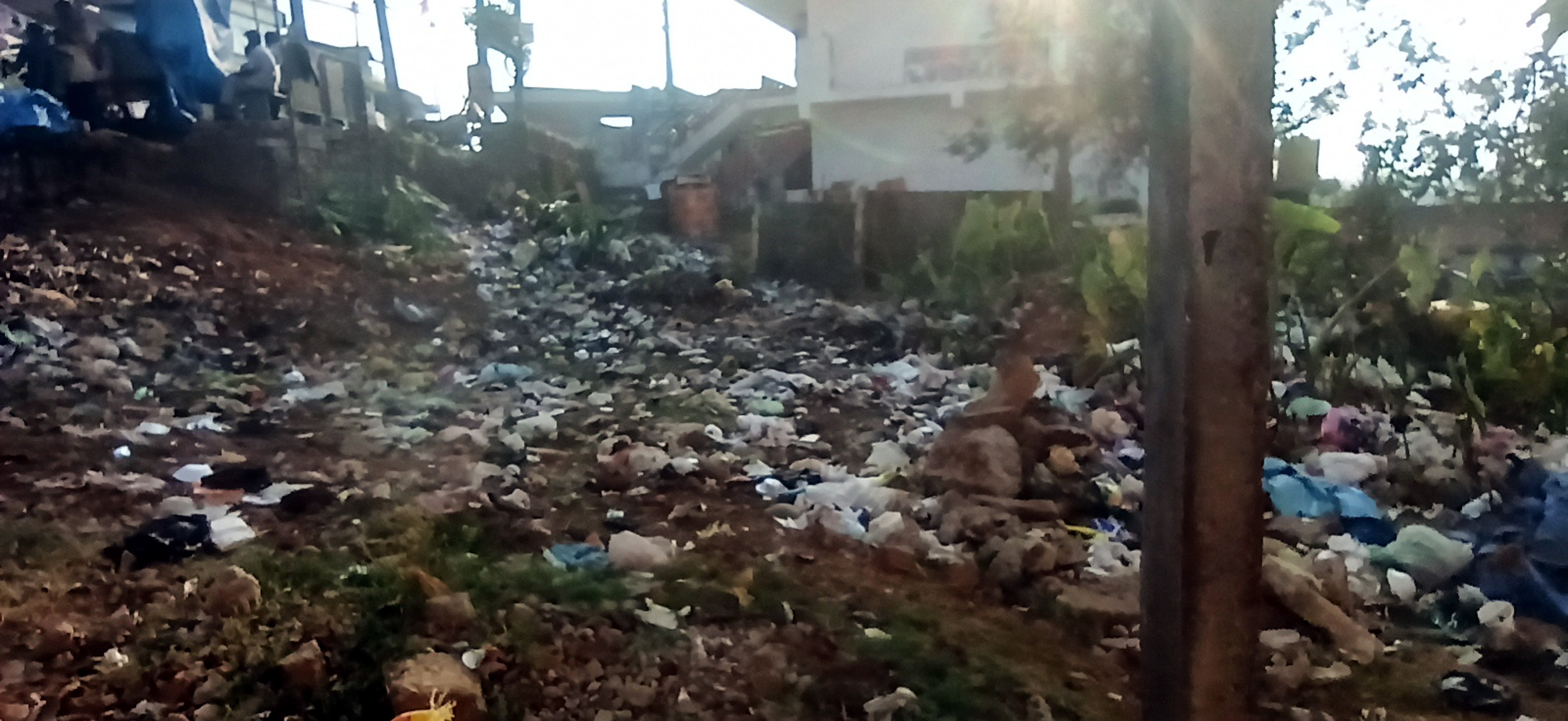 ಸೋಮವಾರಪೇಟೆ ಎಂ.ಜಿ. ರಸ್ತೆಯ ಹಳೆ ಕಾರ್ಪೋರೇಷನ್ ನಿವೇಶನದ ಬಳಿ ಪ್ಲಾಸ್ಟಿಕ್ ತ್ಯಾಜ್ಯ ರಾಶಿ ಬಿದ್ದಿದೆ