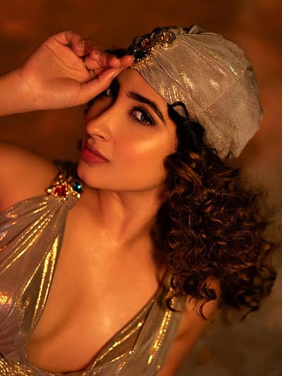 ಇದೀಗ ಸಖತ್ ಬೋಲ್ಡ್ ಲುಕ್‌ನಲ್ಲಿ ಕಾಣಿಸಿಕೊಂಡ ಫೋಟೊಗಳು ನೆಟ್ಟಿಗರ ಗಮನ ಸೆಳೆದಿದೆ. ಇದೇ ಫೋಟೊಗಳನ್ನು ನೋಡಿದ ಅಭಿಮಾನಿಗಳು ಕಮೆಂಟ್ ಮೂಲಕ ಪ್ರತಿಕ್ರಿಯೆ ನೀಡುತ್ತಿದ್ದಾರೆ.