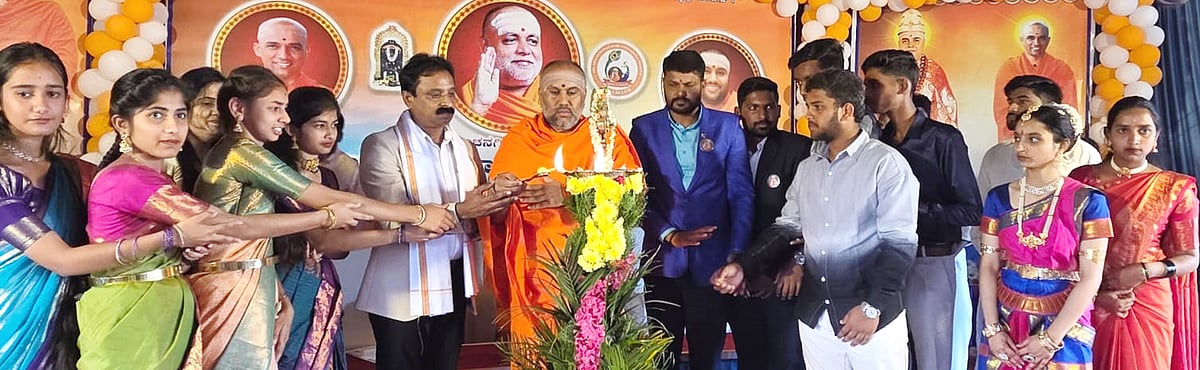 ಬೇಲೂರು | ವಿದ್ಯಾರ್ಥಿಗಳಿಗೆ ಜವಾಬ್ದಾರಿ ಮುಖ್ಯ: ಸ್ವಾಮೀಜಿ