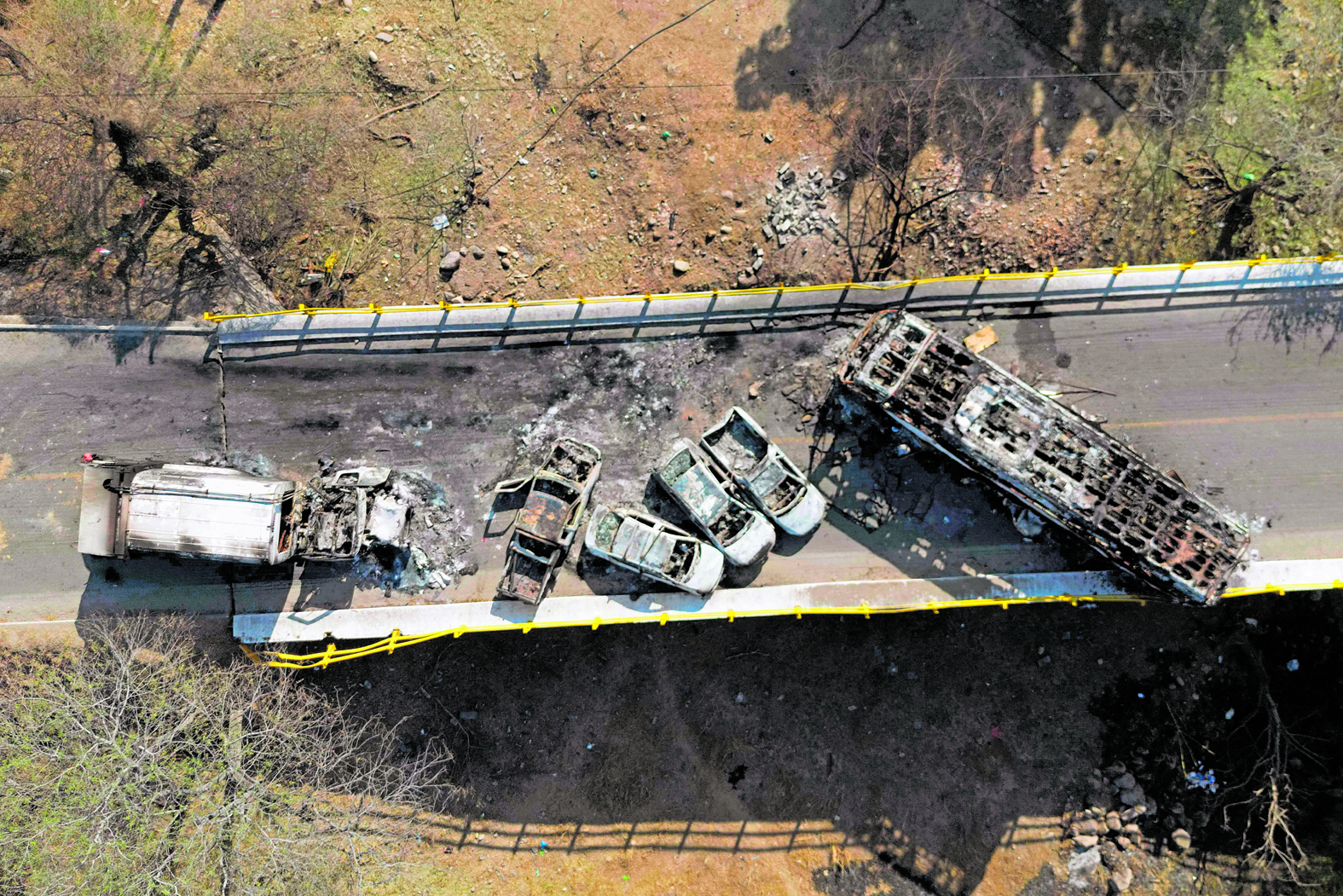 ಮೆಕ್ಸಿಕೊದ ಜಾಲಿಸ್ಕೊ ರಾಜ್ಯದ ಪ್ಯೂರ್ಟೊ ವೆಲ್ಲಟ್ರಾ ಪ್ರದೇಶದಲ್ಲಿನ ಸೇತುವೆಯೊಂದರಲ್ಲಿ ಬೆಂಕಿಗೆ ಆಹುತಿಯಾದ ವಾಹನಗಳ ಅವಶೇಷಗಳು