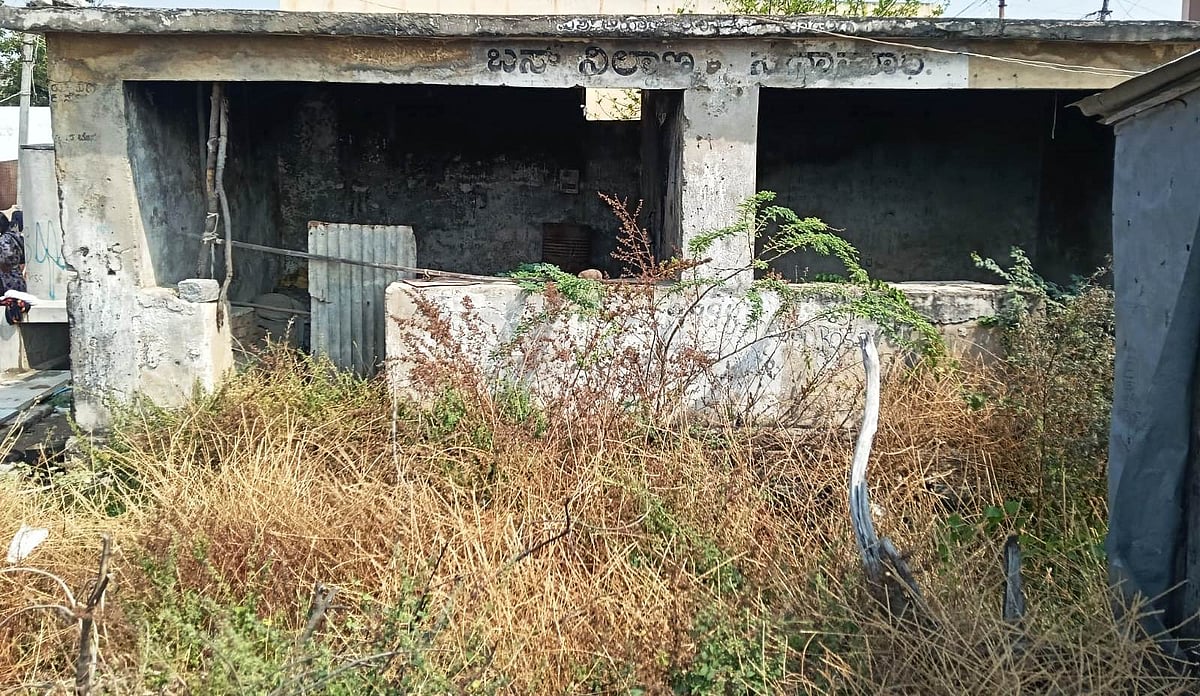 ಶಿಥಿಲಗೊಂಡ ಕಟ್ಟಡ; ಇದ್ದೂ ಇಲ್ಲದಂತಾದ ಬಸ್ ತಂಗುದಾಣ