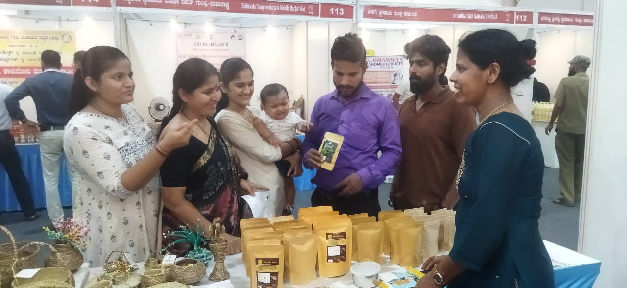 ಮೂಡಿಗೆರೆ ತಾಲ್ಲೂಕಿನ ಹಂತೂರು ಗ್ರಾಮದ ಸಂಧ್ಯಾ ಅವರು ಸರಾಸ್ ಮೇಳದಲ್ಲಿ ಮಳಿಗೆ ತೆರೆದು ವ್ಯಾಪಾರ ಮಾಡುತ್ತಿರುವುದು