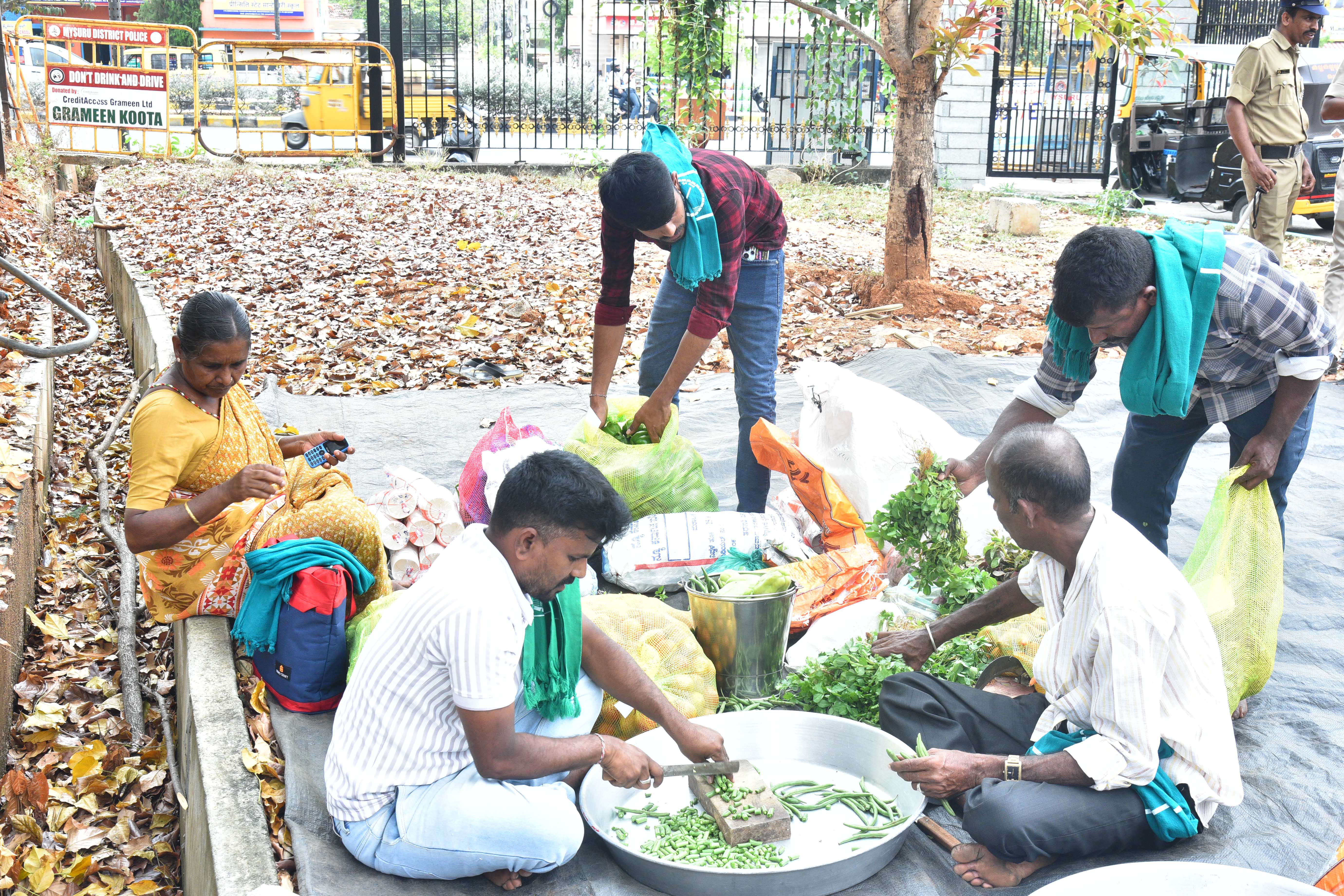 ಮೈಸೂರಿನ ಜಿಲ್ಲಾಧಿಕಾರಿ ಕಚೇರಿ ಆವರಣದಲ್ಲಿ ಕರ್ನಾಟಕ ರಾಜ್ಯ ರೈತ ಸಂಘದ ಸದಸ್ಯರು ನಡೆಸಿದ ಪ್ರತಿಭಟನೆ ವೇಳೆ ರೈತರು ಸ್ಥಳದಲ್ಲೇ ಅಡುಗೆ ತಯಾರಿಸಿದರು